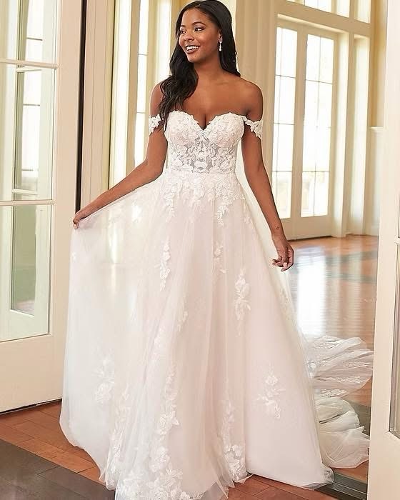 Soft Tulle A-Line Dress with Detachable Straps with matching veil available, stunning!
@sinceritybridal - Style 44303
#weddingdress #bridal #boutique #yateley #bride2026