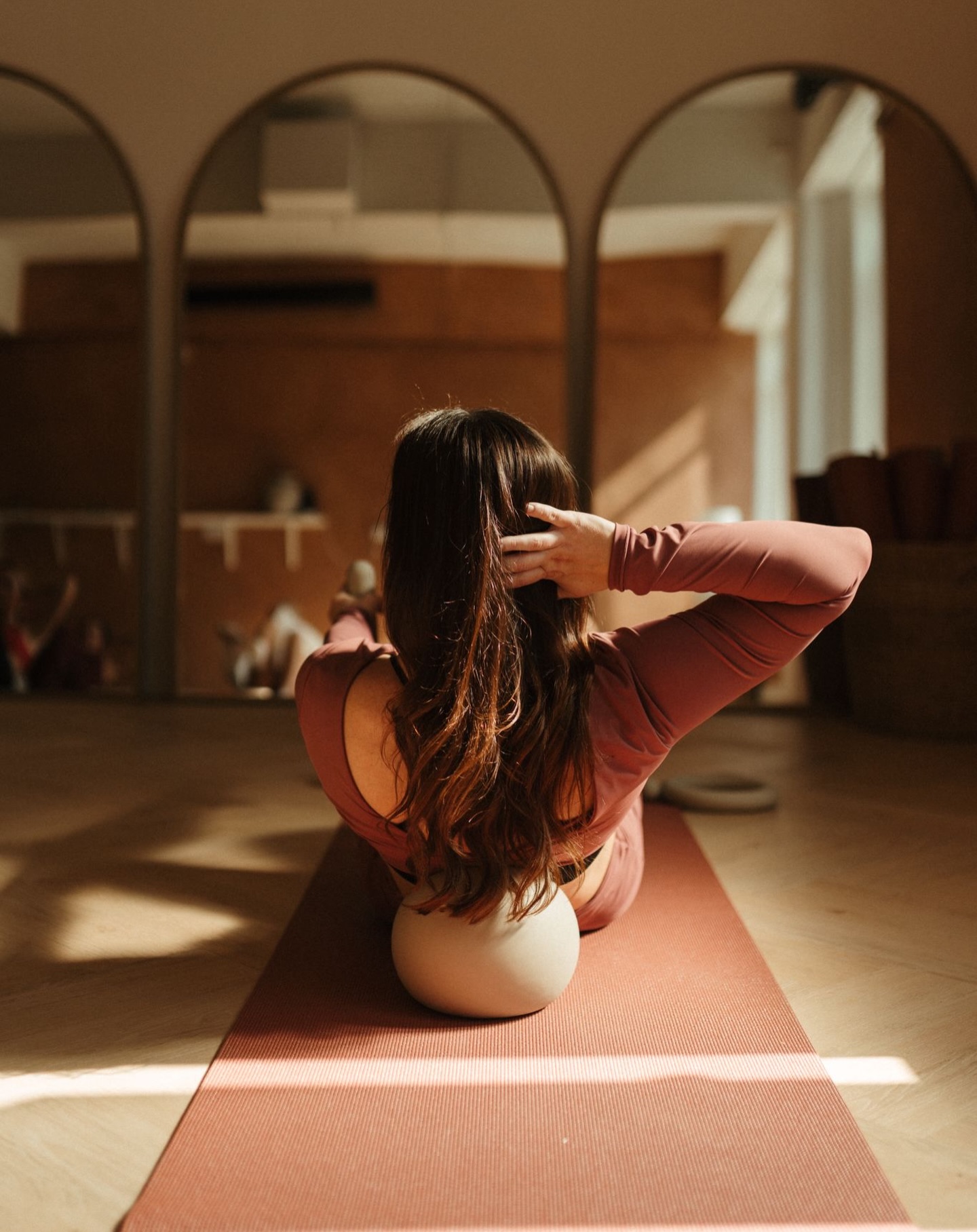 Nobody tells you this when you start Pilates…👇🏼
🧘🏻♀️🩰✨
It’s not supposed to feel easy
Even the smallest movements can feel intense
Because you’re not relying on speed or momentum
You’re working slowly with full control
That’s why:
• Your muscles shake
• You feel it almost instantly
• And a few reps feel like enough (always 🤣)
It might not look like much but it’s doing a lot more than you think
That’s the difference with Pilates that other forms of movement 🤍
Studio @reformerpilatesplymouth
Set @boandtee
#pilates #matpilates #pilatesbenefits #reformerpilates #pilatesisforeverybody