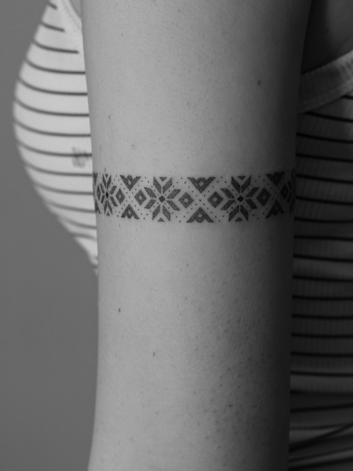 Tradicijų įkvėptas dizainas – austos juostos ir aušrinės žvaigždės elementai✨
#tattoovilnius #vilniusttatoo #lietuva