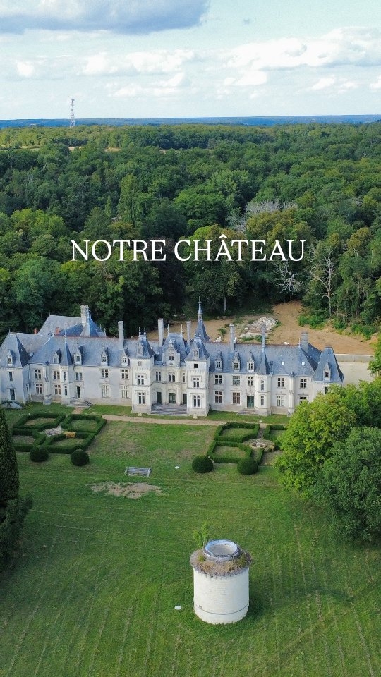On n'était pas censés vivre ici ...
Et pourtant, c'est devenu notre maison.
#chateaudefrance #rénovationmaison #viedechateau #patrimoinefrancais #touraine