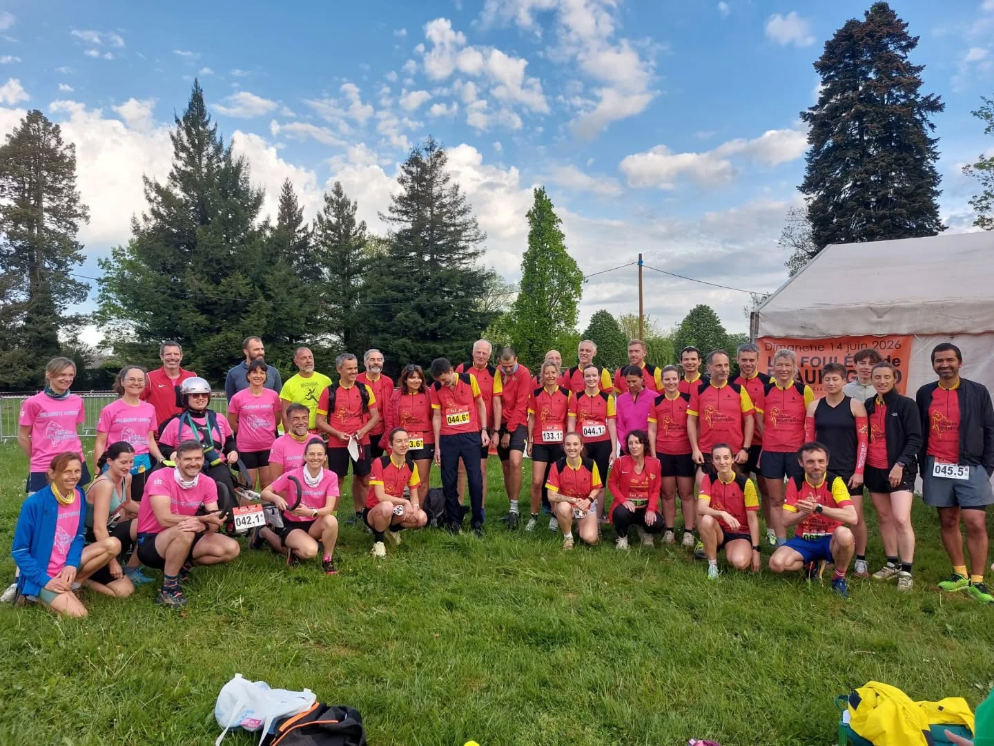 🏃🏃♀️🏃 Ekiden de Chaponnay 🏃♀️🏃🏃♀️
Encore une course locale avec les couleurs du club bien représentées 🟡🔴
6 équipes mixtes au départ de cet @ekidendechaponnay ☀️
- Une équipe avec Sixtine
- Une équipe avec Nolan, le parrain de notre course !
- 4 équipes mixtes
Résultats 🏆
1ère place équipe mixte
4ème place en équipe mixte
Bravo à tous 👏
#Solidarité #FouleesDeBeauregard #Ekiden