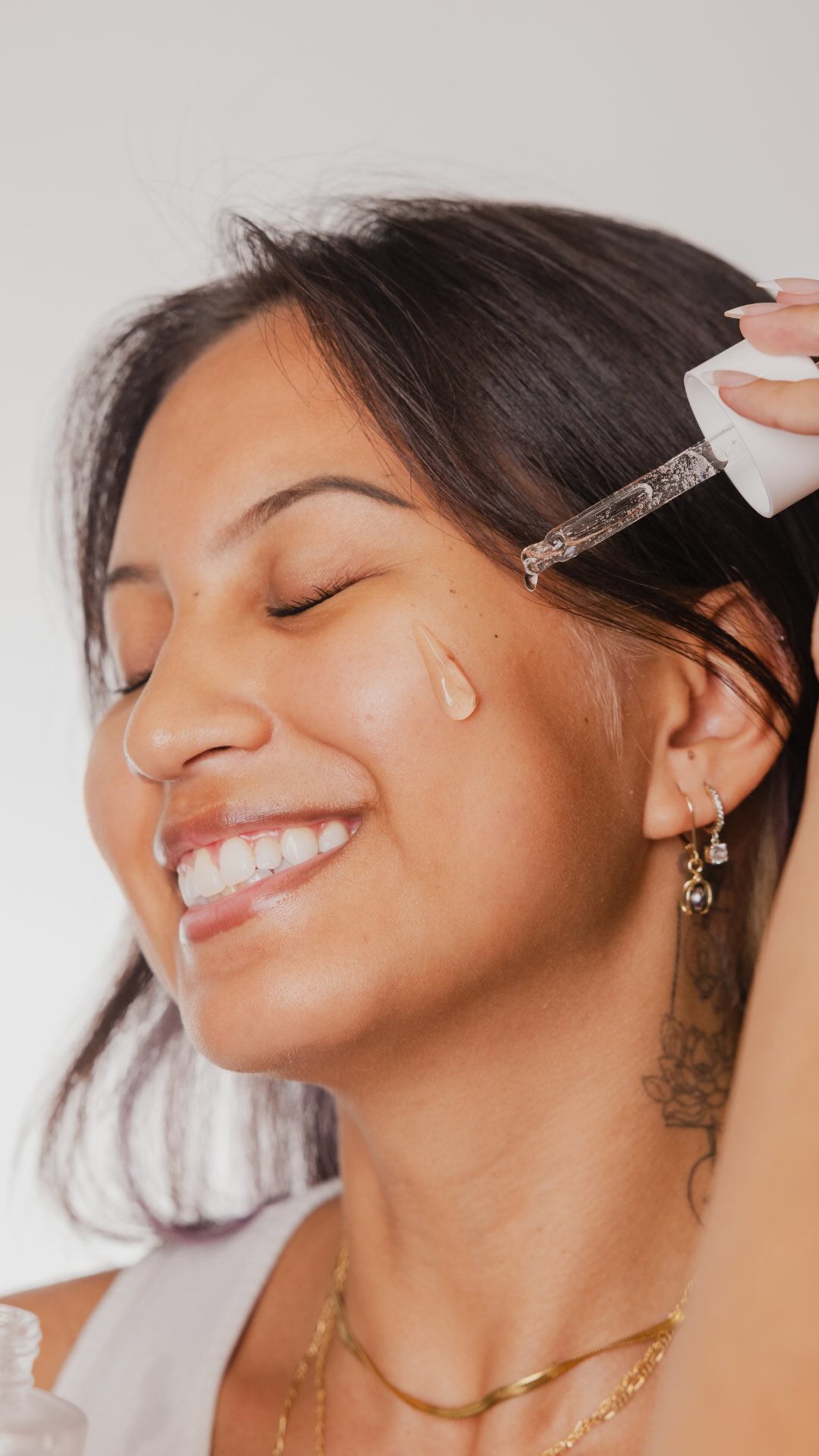 Rosacea-prone skin needs strategic treatment stacking, not guesswork.
Hereâs how we calm + repair without triggering flare-ups:
⨠LED Light Therapy â reduces inflammation and strengthens your skin barrier without heat or irritation
đż Dermaplaning â gentle exfoliation that removes dead skin and peach fuzz so your products actually penetrate (no aggressive scraping)
đ§Ş Chemical Peel (customized) â yes, sensitive skin CAN handle peels when we adjust strength and formulation for YOUR skinâs tolerance
đ§ Epicutis Skincare â barrier-repair powerhouse that feeds your skin the lipids and peptides itâs been missing
đ Rejuran Skin Boosters â rebuilds your skinâs foundation from within, strengthening it against future reactivity
This isnât about avoiding treatments because your skin is âtoo sensitive.â Itâs about using the RIGHT treatments in the RIGHT order.
đŠââď¸ Your skin doesnât have to live in survival mode.
Comment SENSITIVE and weâll build your customized rosacea treatment plan.
#RosaceaTreatment #SensitiveSkinCare #HonoluluMedspa #RosaceaRelief #HawaiiSkincare