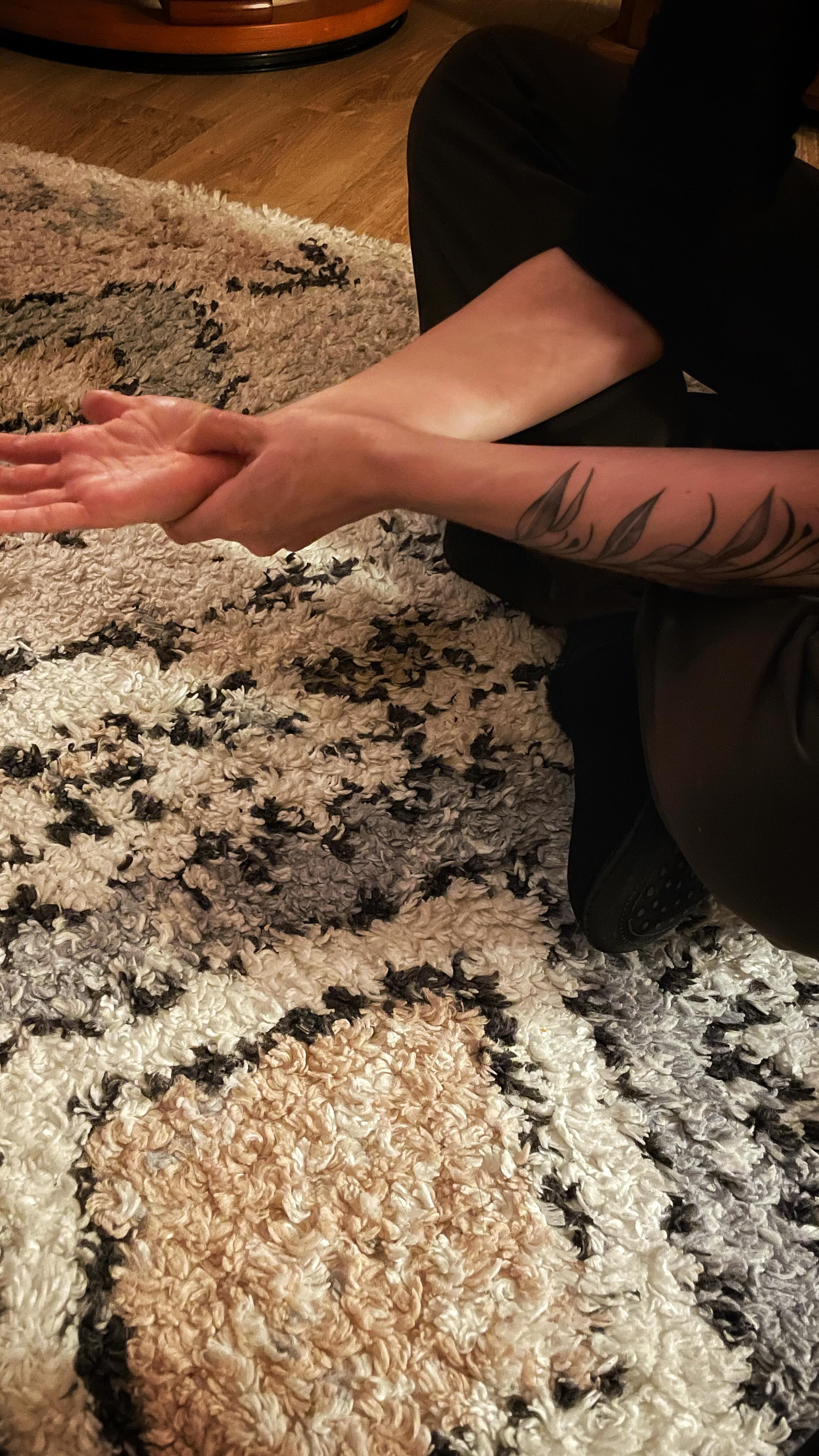 Il y a quelques semaines déjà, Manon nous a accueillies dans son cocon pour un atelier d’auto-massages tout en douceur. Un moment suspendu, empreint de bien être, de déconnexion à soi et de bienveillance, qui a donné lieu à de précieux échanges.
Le corps est un sujet délicat dans les TCA. Il devient souvent celui qui parle à la place des mots, celui qui porte la douleur, celui que l’on accuse de tous nos maux pour mieux supporter le reste. Parfois, il est aussi le théâtre de violences, un bouclier dressé face au monde extérieur. Et pourtant, il est toujours là. Il supporte, il encaisse, il prévient, il alerte. Il endosse les rôles qu’on lui attribue.
Se reconnecter à son corps, c’est amorcer une réconciliation avec une part de soi que l’on a trop souvent longtemps cherché à faire taire ou disparaître. Les ateliers d’auto-massages, portés par la voix douce et l’humanité lumineuse de Manon, offrent un espace pour renouer progressivement avec ce corps souvent rejeté, toujours à tort. Chacun(e), à son rythme, sans pression ni obligation, peut ainsi entrouvrir la porte vers une forme d’apaisement et, peut être, l’amour de soi. 🤍