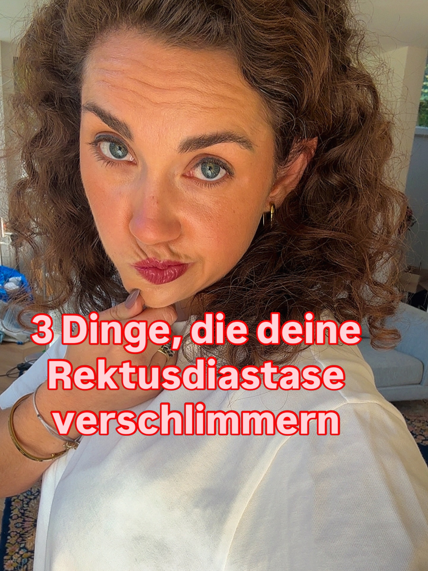 Du gibst dir Mühe. Du trainierst, achtest auf deinen Körper.
Und trotzdem wird dein Bauch nicht flacher? Dann liegt es sehr wahrscheinlich nicht daran, dass du etwas falsch machst…sondern WIE du es machst.
Diese 3 Dinge sehe ich bei so vielen Frauen mit Rektusdiastase:
– falsche Übungen zur falschen Zeit
– fehlende Verbindung zur Körpermitte
– Training ohne echtes Verständnis für den Körper
Und genau DAS hält dich fest.
Nicht deine Disziplin. Nicht dein Körper.
Sondern fehlendes Wissen.
Die gute Nachricht:
Du kannst das verändern, wenn du einmal wirklich verstehst, wie dein Körper funktioniert.
In meinem kostenlosen Webinar nächste Woche zeige ich dir:
wie du deine Rektusdiastase gezielt angehst, ohne sie weiter zu verschlimmern.
Wenn du endlich Klarheit willst:
Melde dich jetzt an (Link in Bio)