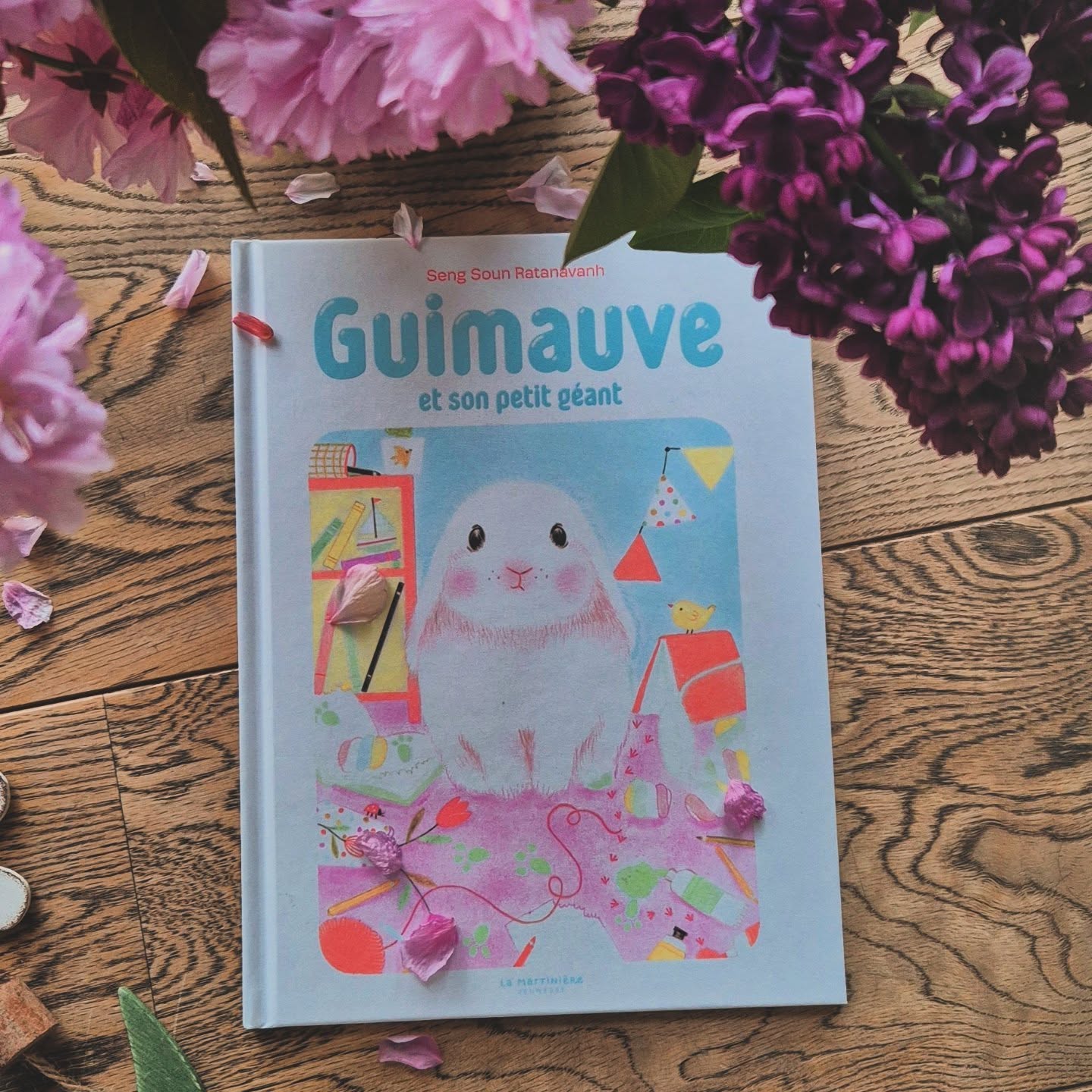 "À part grignoter des trucs durs, ça m'occupe." 🐇
#bookmorning 📚 madame la cloche nous a apporté un livre qui s'inspire presque de notre petite lapine Cannelle : #guimauveetsonpetitgeant 🤭
Comme Cannelle, Guimauve s'est une sacrée boudeuse, elle n'aime pas grand chose hormis grignoter des trucs "durs".
On a adoré qu'elle ressemble autant à notre petite lapine qui fait énormément de bêtises et les illustrations acidulées 🥰
Et chez vous vos boules de poiles/plumes/écailles font des bêtises ? 🤓
Doux mercredi entre les pages 📚🐇🌸
#instabook #albumjeunesse #kidsbook