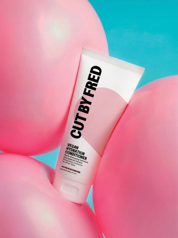 / Hydratation, douceur, légèreté 😍
Le nouvel après-shampoing hydratant @cutbyfred fait déjà parler de lui… et on comprend pourquoi !
Sa texture fondante démêle instantanément, hydrate sans alourdir et laisse les cheveux souples, brillants et faciles à coiffer💧
Idéal pour les longueurs déshydratées, il s’intègre parfaitement dans une routine clean et efficace.
Vous l’avez déjà testé ?
.
.
.
.
.
.
.
.
.
.
#cutbyfred
#soincapillaire
#cheveuxnaturels
#routinecapillaire
#cheveuxsecs