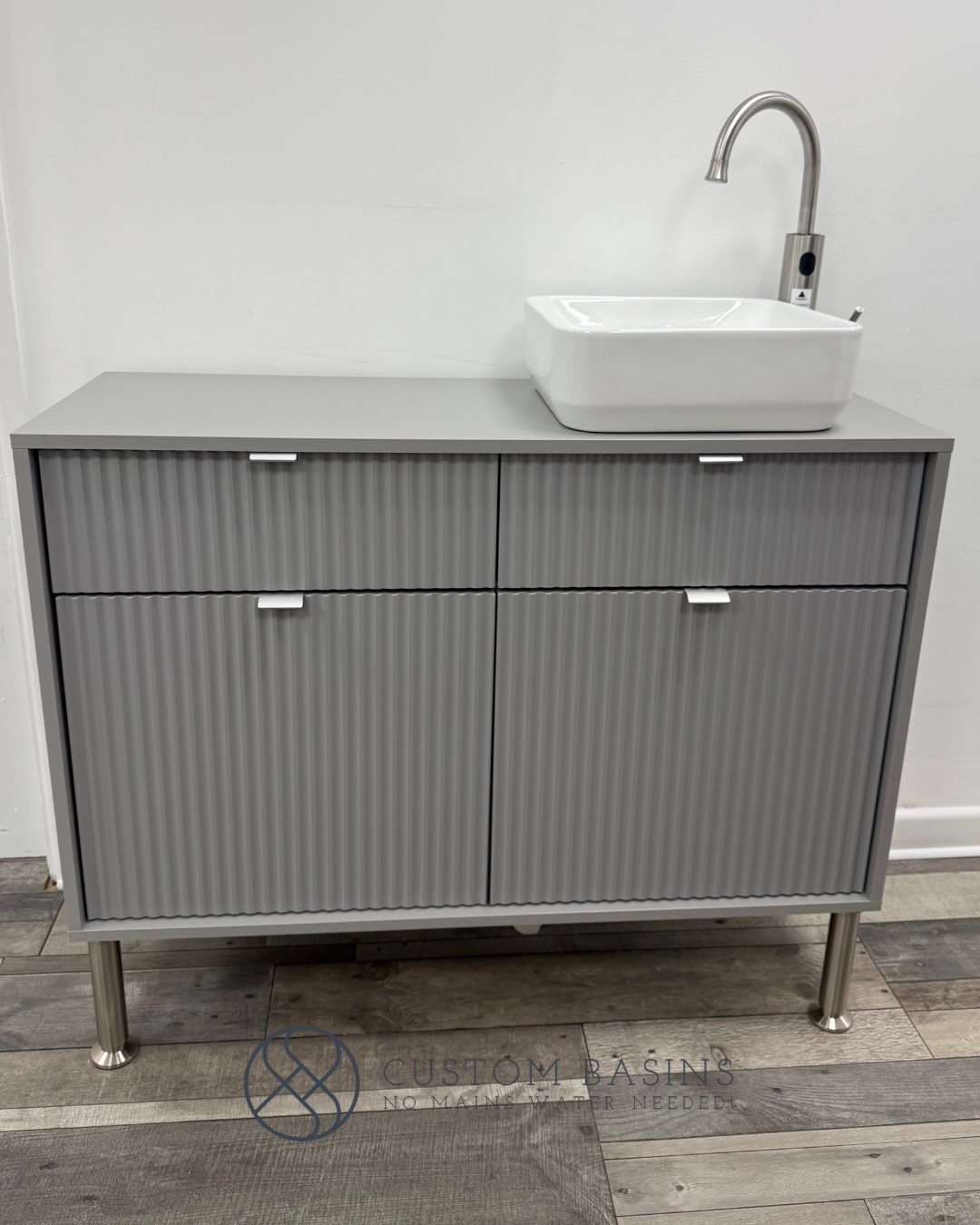 This 1m grey ridged unit with silver tap and accessories is off to its new home 🙌🏼
Super sleek, we can’t wait to see photos of this one in our customer’s space!
A reminder for those new to us and our units:
- Absolutely no mains water connection required
- Approved by many UK councils for licensing
- Friendly service
- Aftercare advice
- Lifetime support
- Extended warranty available
This standard design is available on our website, with Klarna, PayPal Pay in 3 and Clearpay available too!
#portablesink #nomainswater #clinic #barbersofinstagram #cakemakersofinstagram