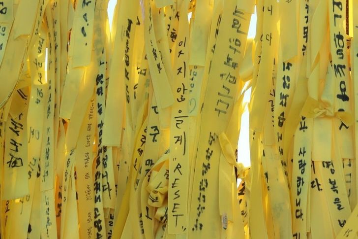 16 avril.
Il y a des dates qu’on ne peut pas oublier et qui transpercent le cœur.
Aujourd’hui, la Corée du Sud se souvient du ferry Sewol.
304 vies perdues, dont une immense majorité de lycéens partis en voyage scolaire… et qui ne sont jamais revenus.
Ce jour-là, le temps s’est arrêté.
Et 12 ans après, la douleur est toujours là.
Le ruban jaune 🎗️ n’est pas qu’un symbole.
C’est une promesse.
Ne pas oublier.
Ne jamais oublier.
Pensées pour les victimes, pour leurs familles,
et pour un pays qui porte encore cette blessure.
#Sewol #Remember0416 #NeverForget #세월호 #SouthKorea InMemory YellowRibbon