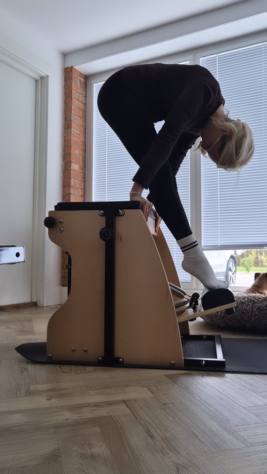 Playing but not perfecting 🌿 Some fun go-to's on the Wunda Chair!
#pilates #wundachair #pilatesflow