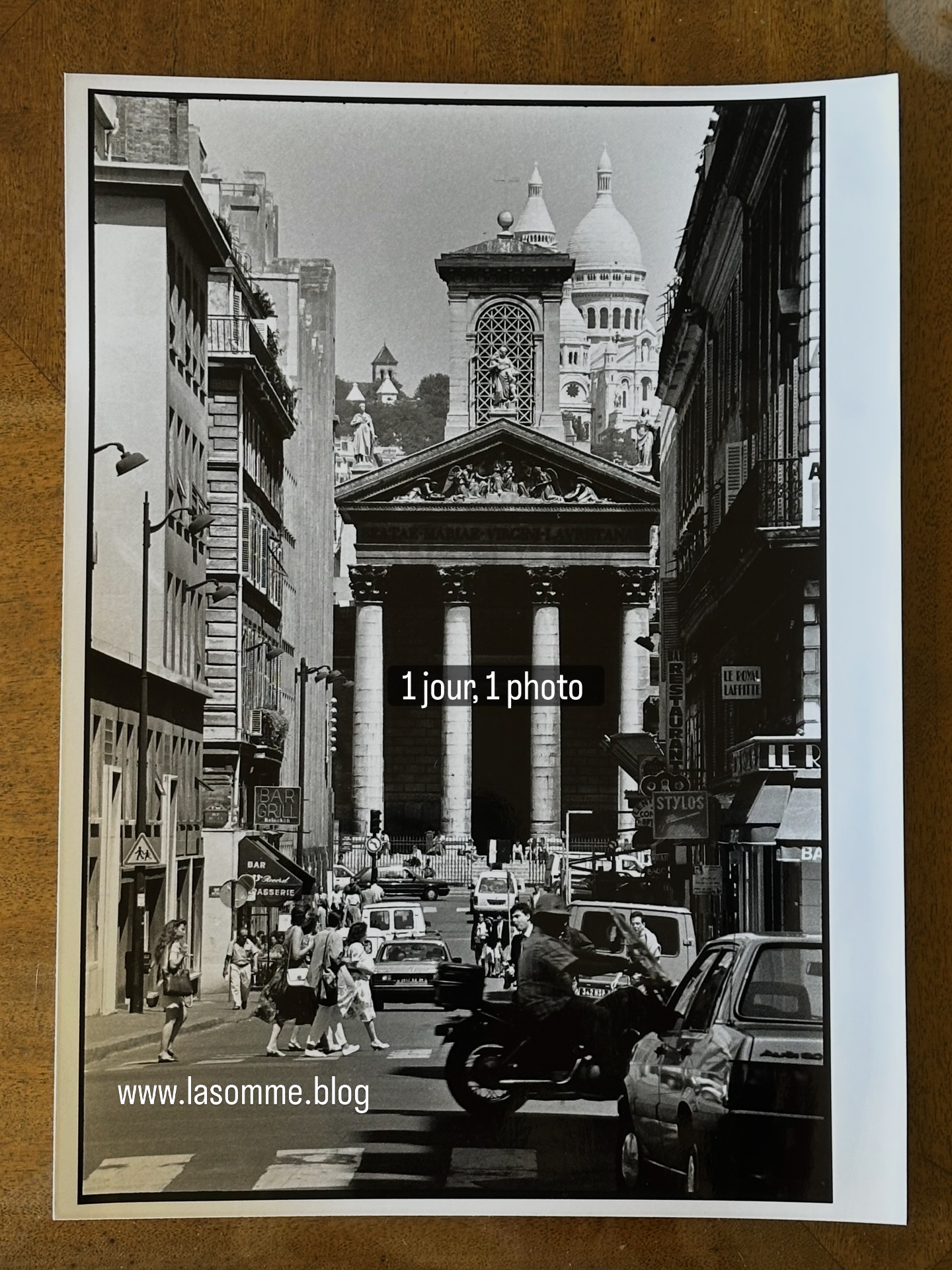 Notre Dame de Lorette, le Sacré-Cœur et (en haut à gauche) Saint-Pierre de Montmartre. Années 90. www.lasomme.blog