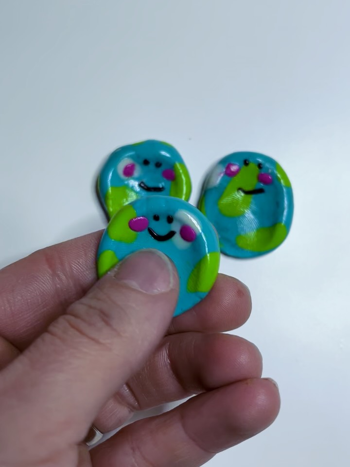 🇬🇧Earth Day DIY – Worry Stones for Kids 🌱🌍
Taking care of yourself… while spreading awareness about the planet 💚
Worry stones help children manage their anxiety and avoid certain habits like nail biting.
How does it work?
A small stone to keep in your pocket and and smooth when needed.
An easy, fun, and relaxing activity
Tested and approved from day one at home!
👉Have you tried this kind of activity with your kids?
Let me know in the comments!
👉 Full DIY tutorial on the website (link in bio)
—
🇫🇷DIY pour la journée de la Terre – Worry Stones pour enfants 🌱🌍
Prendre soin de soi… tout en sensibilisant à la planète 💚
Les worry stones (pierres anti-stress) aident les enfants à canaliser leur anxiété et éviter certaines petites habitudes comme se ronger les ongles.
Le principe ?
Une petite pierre à garder dans la poche et à frotter quand le besoin se fait sentir.
Une activité facile à faire, ludique et apaisant
Testé et adopté dès le premier jour à la maison!
👉Vous avez déjà testé ce type d’activité avec vos enfants ?
Dites-moi en commentaire !
👉 DIY complet sur le site (lien en bio)
—
#parentalitepositive #earthday2026 #journeedelaterre #worrystone #gestiondesemotions