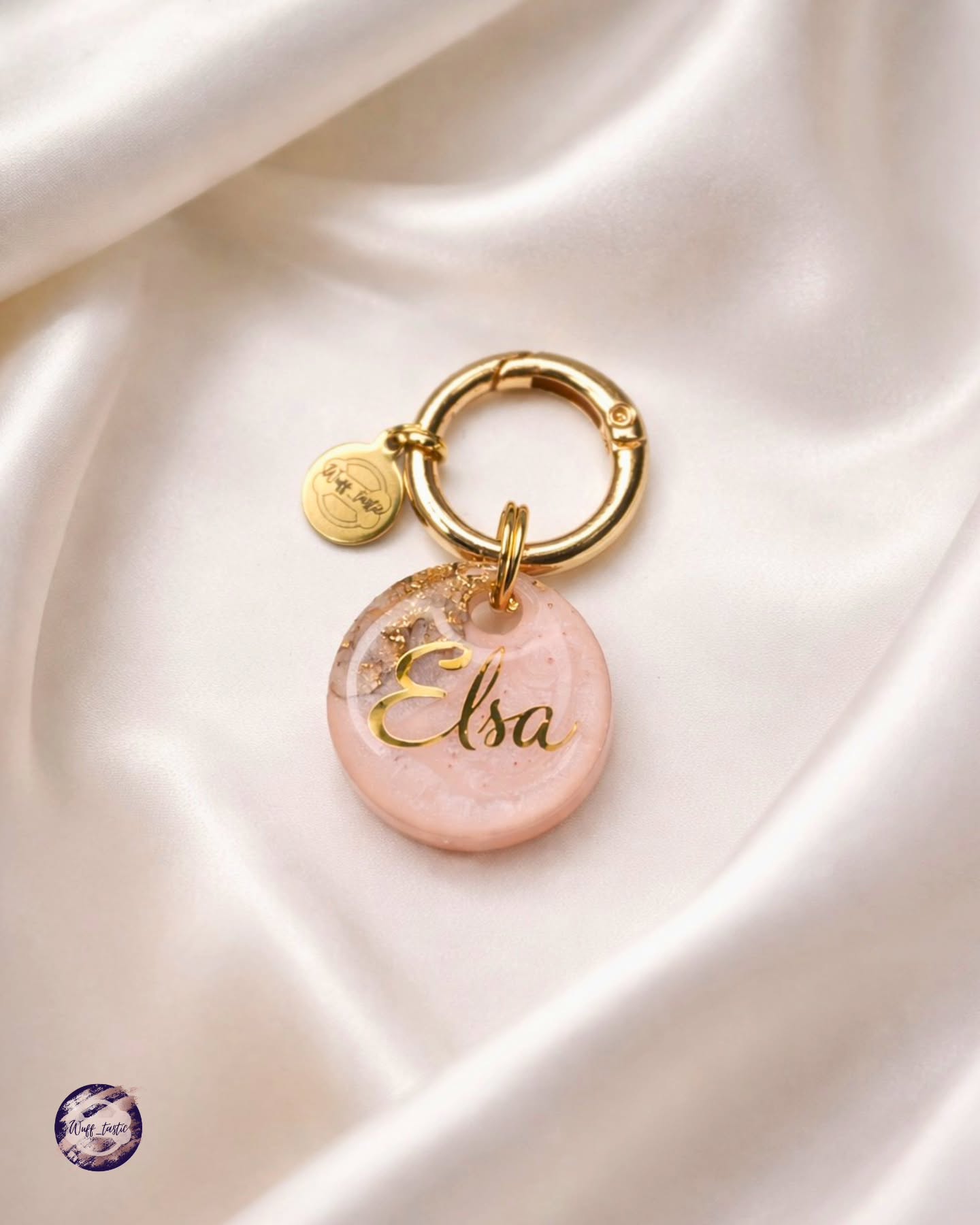 Personalisierte Hundemarke (hier 25 mm) in Rosé und Gold.
Schlicht, hochwertig und individuell,
mit dem Namen deines Hundes.
Auf der Rückseite ist Platz für eine Telefonnummer- für mehr Sicherheit im Alltag.
• handgefertigt
• personalisierbar
• leicht & robust
• kein klimpern
Jetzt entdecken unter www.wufftastic.de
#hundemarke #personalisierterschmuck #hundeaccessoire #handmade #hundeliebe