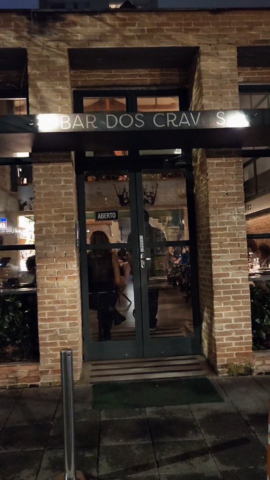 A noite começa antes do primeiro gole.
Ela tem início quando você abre a nossa porta.
Estamos te esperando.
#BarDosCravos #bar #drink #gastronomia