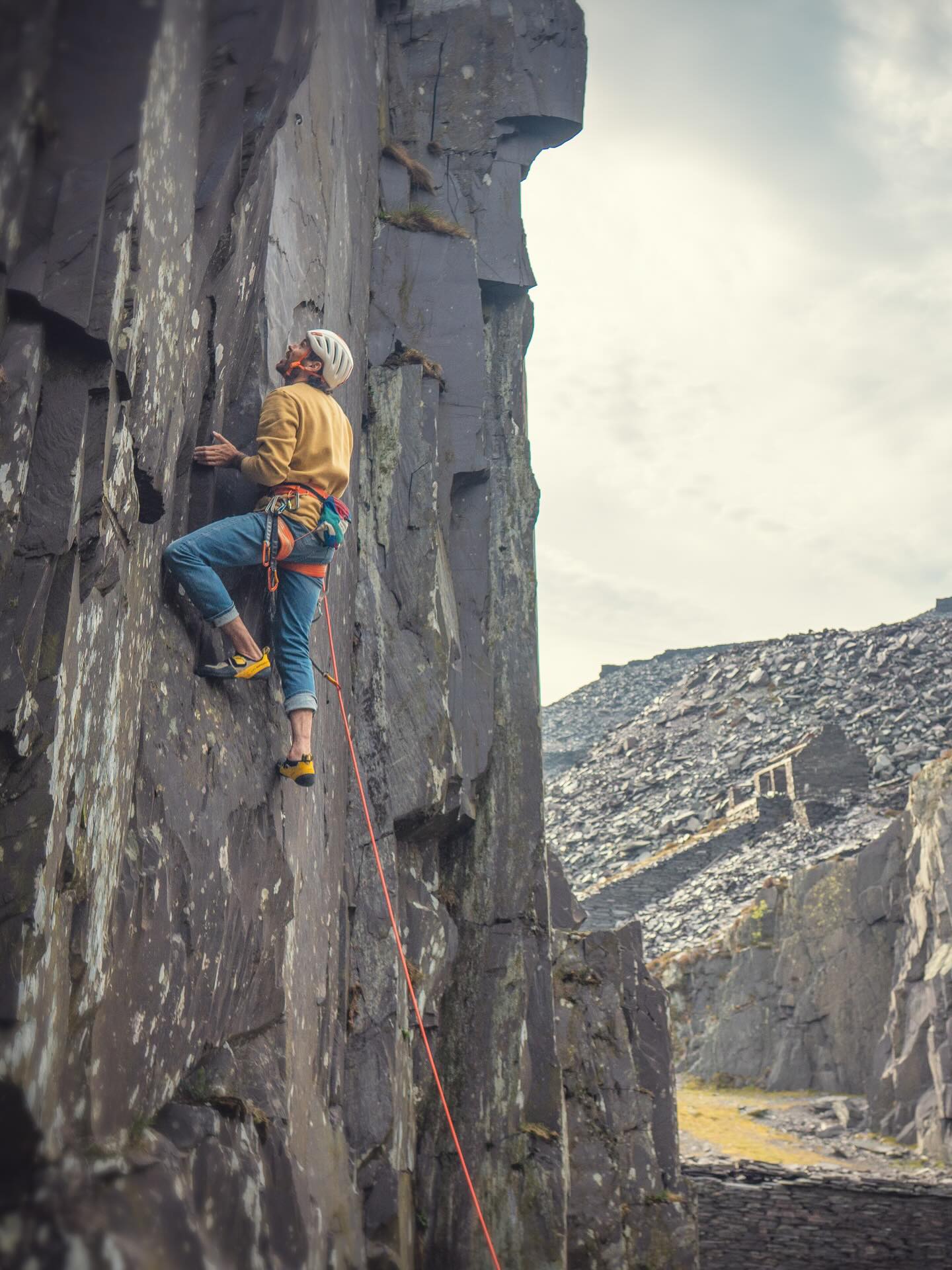 The Final Chamber 7a ✅ Pleased to onsight this new addition to the slate quarries yesterday evening.
It’s a technical little beast featuring lots of side pulls and balancy climbing on the same level as the classic Looning the Tube.
The day of Welsh drizzle cleared to give a nice evening and slate is a great rock for drying up quickly, even in this slightly dank corner of the quarry.
Well worth checking out!
#climbing_pictures_of_instagram #dinorwig #northwales #slate #evening