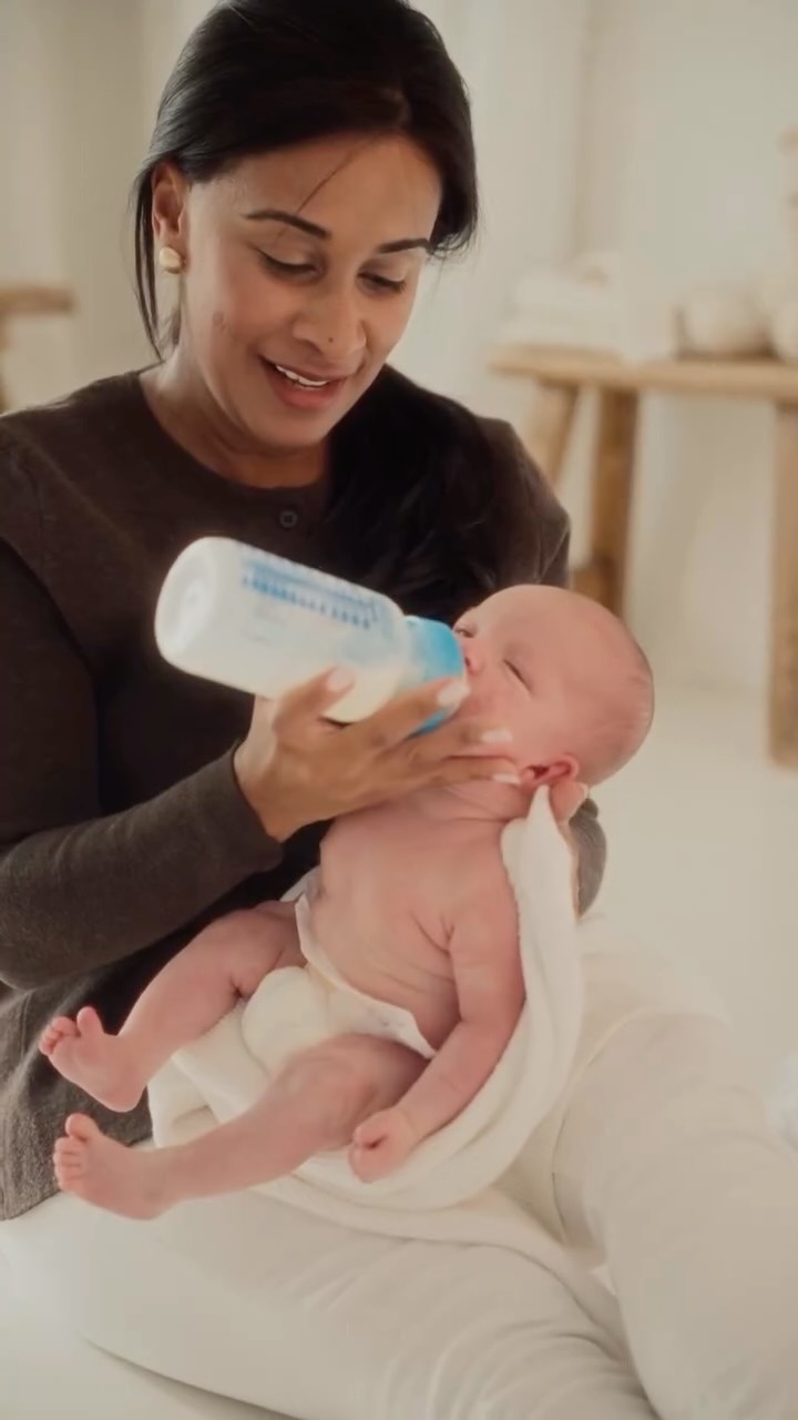 Preparing for your session should feel simple and stress-free 🤍
I know how much there already is to think about in those early days, so I guide you through everything beforehand from what to wear and to how to arrive feeling relaxed and ready.
Soft, neutral tones, comfortable pieces, nothing overcomplicated just choices that photograph beautifully and feel like you 🫶🏼
I’ll also always suggest feeding baby about an hour before your session so they arrive sleepy, settled and completely content (that milk-drunk stage we all love 🤍).
It’s all about creating the calmest start possible, so when you walk through the door, you can just exhale and I’ll take care of the rest ✨🥰