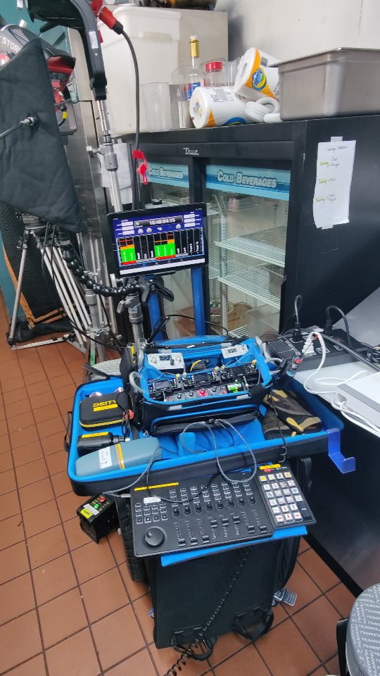 Didn't wanna move the cart, so I hid where the food is
•
#soundmixer #soundspeeds #soundcart #filmmaking #filmsetlife