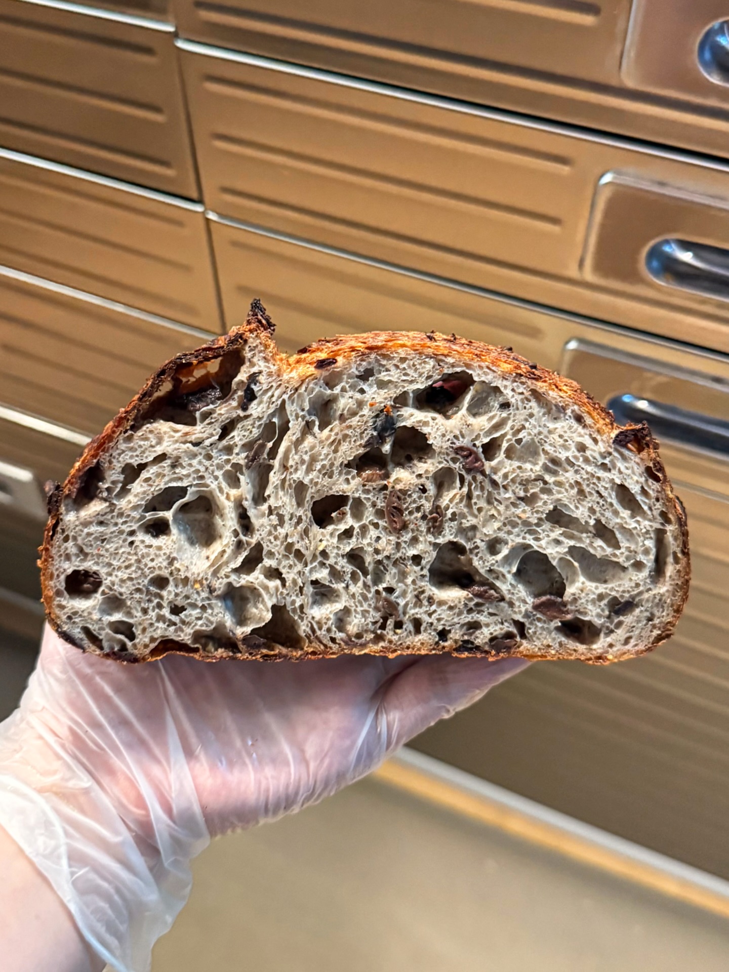 🫒🫒🫒
#olivesourdough #sourdoughph #breadph #bakeryph #crumbshot