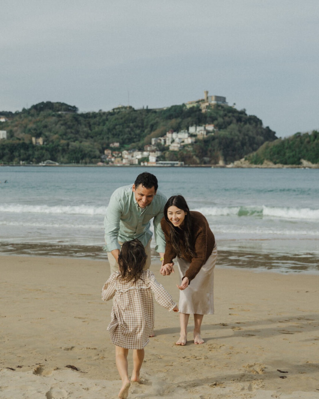 There’s something truly special about family sessions by the sea 🌊
San Sebastián gave us the perfect light, the calm atmosphere, and the space for this family to simply be themselves. No stiff poses — just real connection, laughter, and moments that tell their story 💫
Time moves fast… but photography lets you hold on to what matters most.
Would you love a session like this for your family? Let’s make it happen 📩
#SanSebastianPhotographer #FamilyPhotoshoot #BeachFamilySession #TravelPhotography #AuthenticMoments
