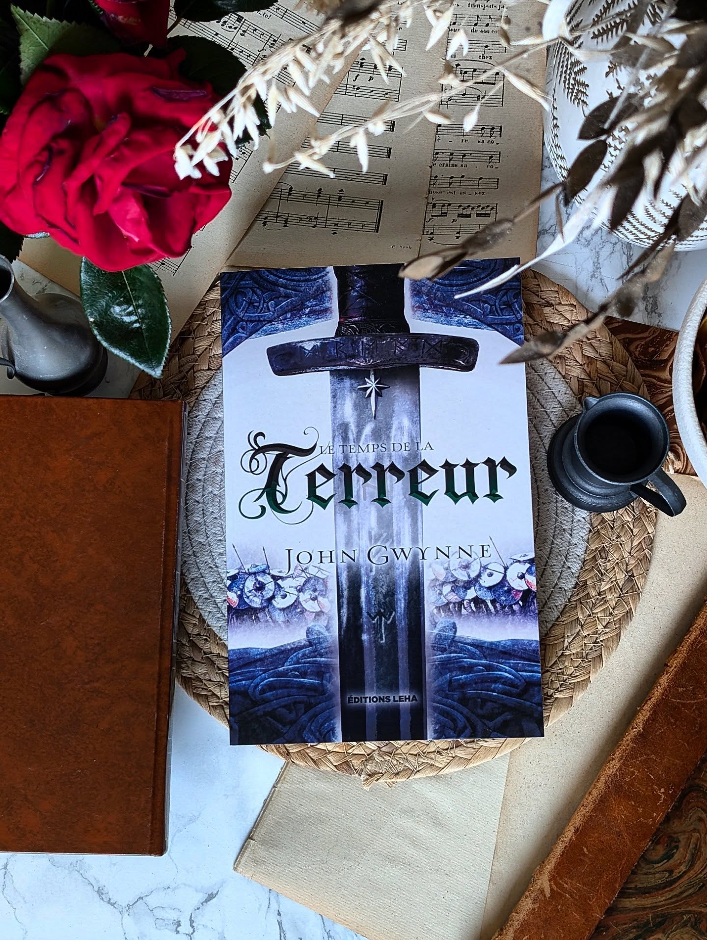✨ Le Temps de la terreur : Tome 1 - John Gwynne ✨
Vous cherchez votre prochain coup de cœur fantasy ? Je crois bien que vous l’avez sous les yeux.
J’avais énormément entendu parler de John Gwynne sans jamais vraiment sauter le pas… et désormais, c’est chose faite. Avec ce premier tome, il signe une entrée magistrale dans une nouvelle saga qui réunit tout ce qui fait vibrer les amateurs de fantasy épique.
On plonge dans un univers inspiré de l’imaginaire médiéval nordique, où les clans d’hommes et de géants cohabitent sur des terres hostiles, entre hivers impitoyables, tensions politiques et affrontements sanglants.
Depuis un siècle, les Ben-Elims (une caste d’anges guerriers) règnent sur les Terres Bannies après avoir vaincu les Kadoshims, des démons venus de l’Autremonde. Mais derrière cette paix conquise au prix de nombreuses vies se cache une domination brutale, qui maintient les peuples sous contrôle.
Alors quand les ténèbres ressurgissent, l’équilibre fragile bascule...
J’ai adoré cette lecture, qui m’a rappelé certaines sensations que j’avais en découvrant les romans de Joe Abercrombie. C’est dense, foisonnant de lore et de détails, mais on ne bascule jamais dans l'indigeste. Bien sûr, il faut s'accrocher au départ pour s'immerger, mais c'est très accessible. En plus, on découvre cet univers morceau par morceau, avec une vraie intelligence dans la manière dont tout nous est présenté.
La plume de John Gwynne est un vrai plaisir, et il nous entraîne brillamment à travers plusieurs points de vue : Riv, jeune guerrière ambitieuse, Drem, trappeur du nord, et Sig, géante redoutable en quête de vérité.
J’ai beaucoup aimé cette alternance, qui apporte du rythme et permet d’explorer différentes facettes du monde. C’est exactement comme cela que j’aime découvrir un univers épique : par ses personnages, leurs trajectoires et leurs choix.
L’intrigue pose rapidement ses enjeux et même si certains rebondissements restent assez prévisibles, cela n’enlève rien à l’efficacité du récit.
Je n’ai pas grand-chose à ajouter, si ce n’est que cette fantasy épique mérite largement d’être lue chez @leha.editions !
Vivement la suite…
#Bookstagram #roman #fantasy #books