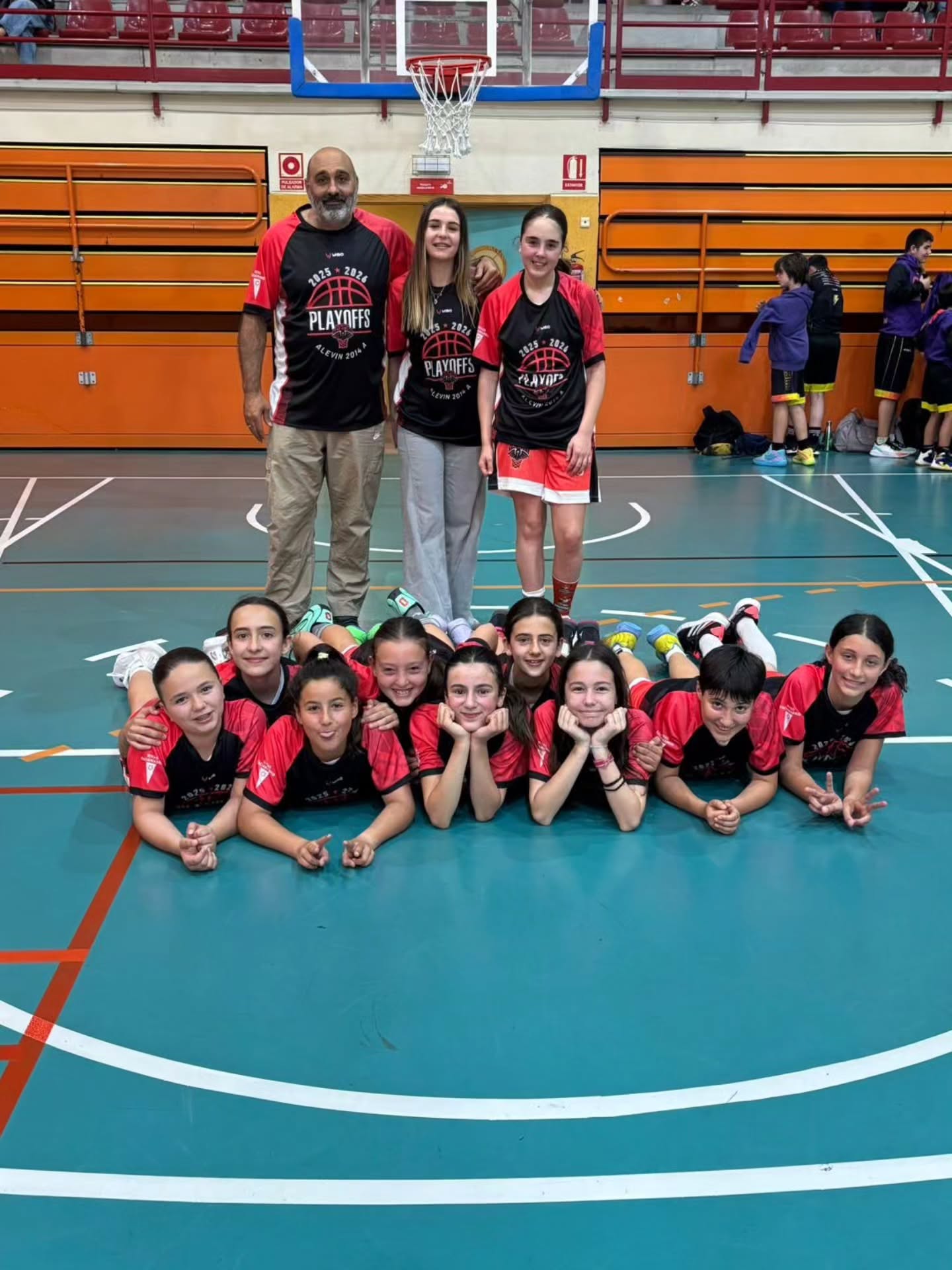 Y llegaron los play off ! y qué mejor manera que hacerlo contra otro equipo del club. En este play off no hay perdedores sino un ganador: el BALONCETO RIVAS que ha sido capaz de meter en play off a dos de sus equipos. El A por haberse ganado su participación gracias a su temporada anterior, y el B por su primer puesto en su grupo. Lo de menos el resultado, lo mejor lo vivido en el campo con jugadoras que han estado entrenando dias juntas preparando partidos y donde se apreciaba el buen rollo entre ellas. En la grada sólo un grito "Rivas Rivas" y entregado a todas estas niñas , en los banquillos admiración de unos a los otros.
Ahora disfrutemos de esta situación que nos han brindado estos dos equipos y el próximo viernes llenemos las gradas del SURESTE de rojo a las 20 de la noche y disfrutemos de un partido entre dos grandes equipos de este Club que esperemos que sea el primero de muchos.
Me gustaria felicitar a Elisa y a Jesús por el trabajazo que han hecho con estas niñas y que al igual que sus niñas disfruten de estos play off.