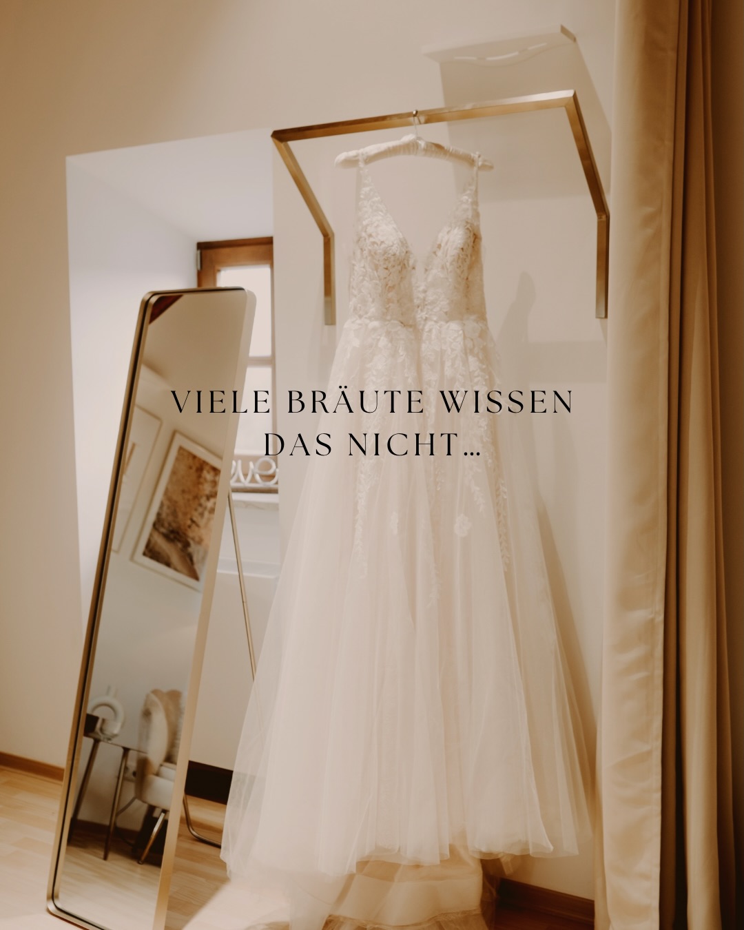 Das wissen viele Bräute nicht: Fast jedes Brautkleid muss geändert werden, damit es wirklich perfekt sitzt. 🤍
Denn kein Körper ist wie der andere. Und genau deshalb macht erst die richtige Anpassung den Unterschied. Eine perfekte Passform sorgt nicht nur für einen wunderschönen Look, sondern auch dafür, dass du dich rundum wohlfühlst und deinen Tag in vollen Zügen genießen kannst. ✨
Ob Länge, Taille oder feine Details, oft sind es die kleinen Änderungen, die dein Kleid zu deinem Kleid machen. 👰♀️💫
Und keine Sorge: Du bist bei uns in den besten Händen. Wir arbeiten mit erfahrenen Schneider*innen zusammen, denen wir voll und ganz vertrauen, damit dein Kleid am Ende genauso perfekt sitzt, wie du es dir wünschst.