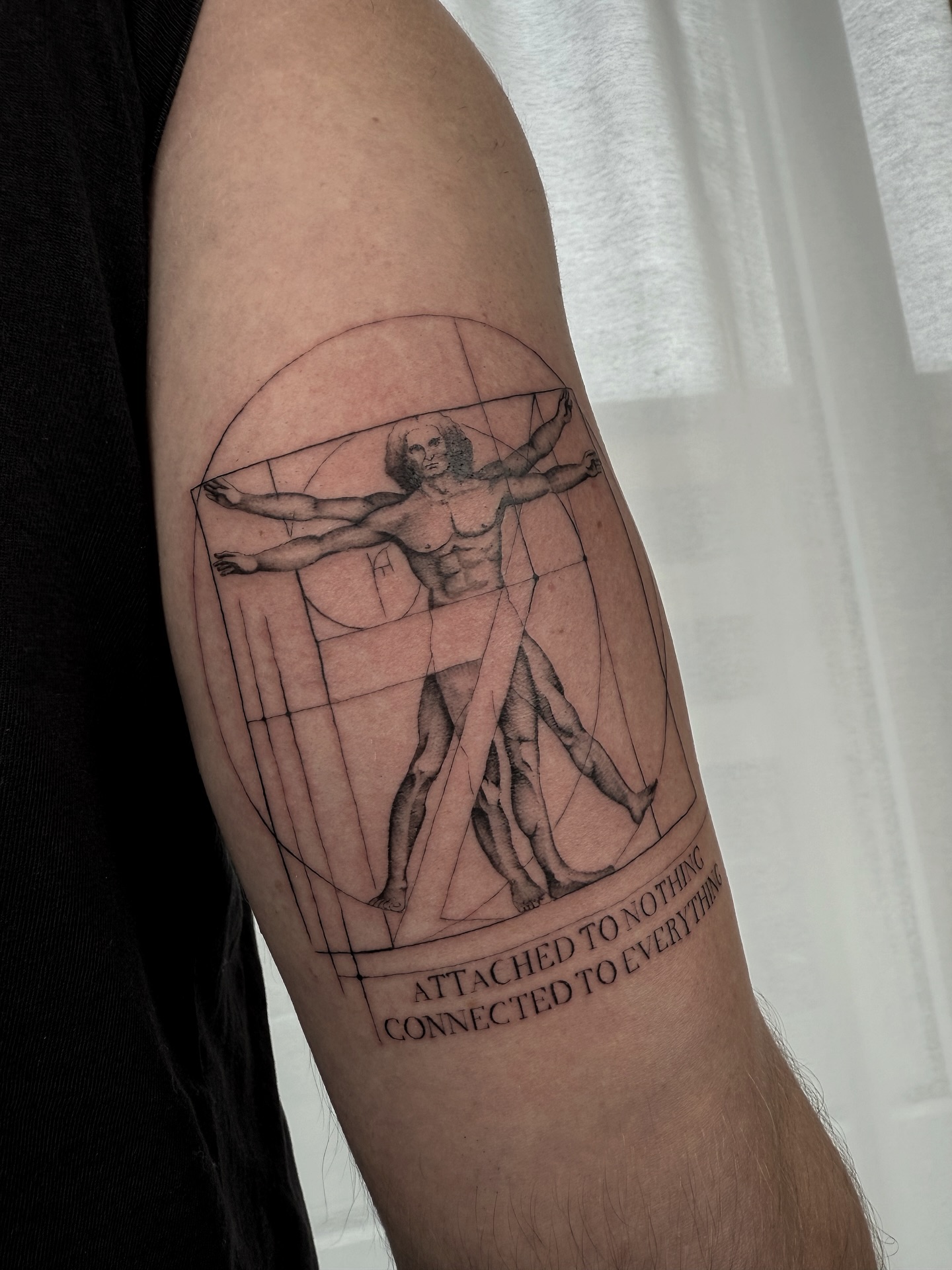 „BALANCE & CONNECTION“ ✨
Feines Fineline Design mit klarer Linienführung und präziser Umsetzung. Minimalistisch, detailreich und mit einer starken Aussage 💯
ARTIST: @zak.lines
Unsere Jaqueline ist aktuell in der Babypause –>
Termine sind aber bald wieder verfügbar 🤩
Stay tuned ✨
Du möchtest dein eigenes Fineline-Projekt umsetzen lassen?
Wir entwickeln dein Design gemeinsam und passen es perfekt an deinen Körper an. Melde dich per DM 📩 / WhatsApp 📲 oder komm direkt im Studio vorbei.
Wir freuen uns auf dich
Dein Fearless Ink
#finelinetattoos #fineline #tattoostudios #chiemgau #lineworktattoo