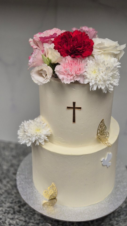 Il y a quelques semaines, j’ai réalisé une petite pièce montée à l’occasion d’un baptême 🕊
Je ne vous raconte pas la montée de cortisol au moment de superposer les deux gâteaux… puis le soulagement en découvrant enfin le résultat, tel que je l’avais imaginé !
Merci pour votre confiance et pour tous les challenges que vous me lancez au quotidien 🤍
#weddingcake #baptême #designcake #patisserie