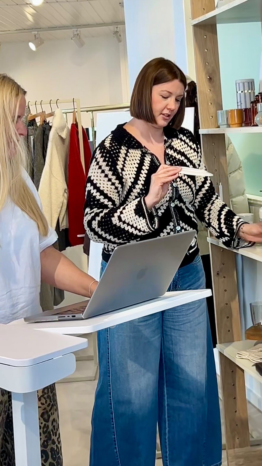 Wenn aus einem Info-Termin echte Begeisterung für unser niederländisches Brand @zusss.nl entsteht.
Unsere liebe Sabrina von @sams_conceptstore aus Andernach war heute bei uns und hat sich direkt in die Welt von Zusss verliebt. 🤩
Aktuell und noch bis zum 03. Mai 2026 stellen wir euch Drop 3 und Drop 4 für Fashion, sowie Home & Living, inklusive Weihnachtskollektion mit Lieferung im Oktober, vor.
Bucht euch noch schnell euren Sichtungs-Termin in unserem Showroom oder via Facetime.
Link dazu in unsere Bio. 📅
Liebe Sabrina, wir haben uns sehr über Deinen Besuch gefreut. Danke für diesen entspannten und rundum schönen Ordertermin.
Viele liebe Grüße in den Abend,
Eure Carmen
⸻
Willkommen bei Carmen Fischer Agents.
Unser Showroom im Düsseldorfer Lorettoviertel ist ein Treffpunkt für internationale Fashion Labels und den stationären Handel.
Hier entdecken Concept Stores, Boutiquen und Einkäufer eine sorgfältig kuratierte Auswahl aus Fashion, Schmuck, Accessoires und Schuhen.
Wir glauben an starke Marken, persönliche Beziehungen und Kollektionen, die im Handel wirklich funktionieren.
📍 Düsseldorf
👗 Fashion, Schmuck, Accessoires, Schuhe
🤝 Für Concept Stores, Boutiquen und Einkäufer
Sie möchten unsere Marken kennenlernen?
Buchen Sie Ihren Termin über den Link in unserer Bio.
#carmenfischeragents #modeagentur