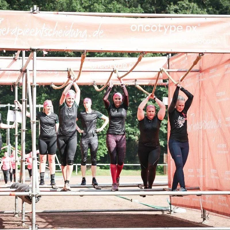 Samstagmorgens, sonst Trainingszeit, trafen sich Anfang Juni zehn Naturathletinnen am Sportplatz - diesmal aber nicht, um gemeinsam auf dem Sportplatz zu schwitzen, sondern um zusammen nach Duisburg zum Muddy Angel Run zu fahren. Im einheitlichen Shirt kamen wir mit viel Vorfreude am Gelände an und schon bald ging es in der ersten Startgruppe los. Nach kurzem Warm-up liefen alle Teilnehmerinnen los und auch wir joggten durch die strahlende Sonne auf das erste Hindernis zu. Durch Wasser-/Tauchbecken, Reifenteppiche, über Hinderniswände und Rutschen, krabbelnd unter Netzen hindurch, balancierend und natürlich auch durch Schlamm und Schaum, in erster Linie aber lachend, bewegten wir uns durch die 5km lange Strecke. Wirklich toll war, wie alle Naturathletinnen aufeinander Rücksicht genommen und das Tempo an die Gruppe angepasst haben! Am Ende sprangen alle ins Ziel und durften als eines der ersten Teams des Tages das Finisher-Foto machen. Was für ein schlammig-schöner Tag mit tollen Frauen!