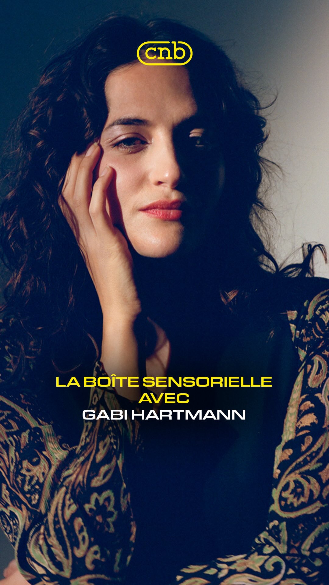 ✨ GABI HARTMANN X CNB
Le @printempsdb célèbre ses 50 ans et on continue notre série de boîtes sensorielles avec une artiste qui a déjà vécu plusieurs vies !
@gabihartmannofficiel a ouvert la boîte, et dedans : un billet d’avion pour Rio, du sel, Ella Fitzgerald, et quelques madeleines de voyage qui racontent beaucoup.
Une voix qui traverse les continents, une musique qui refuse les frontières,
et une histoire qui n’est pas prête de s’arrêter.
📸 Mickael Hemy
#gabihartmann #printempsdebourges