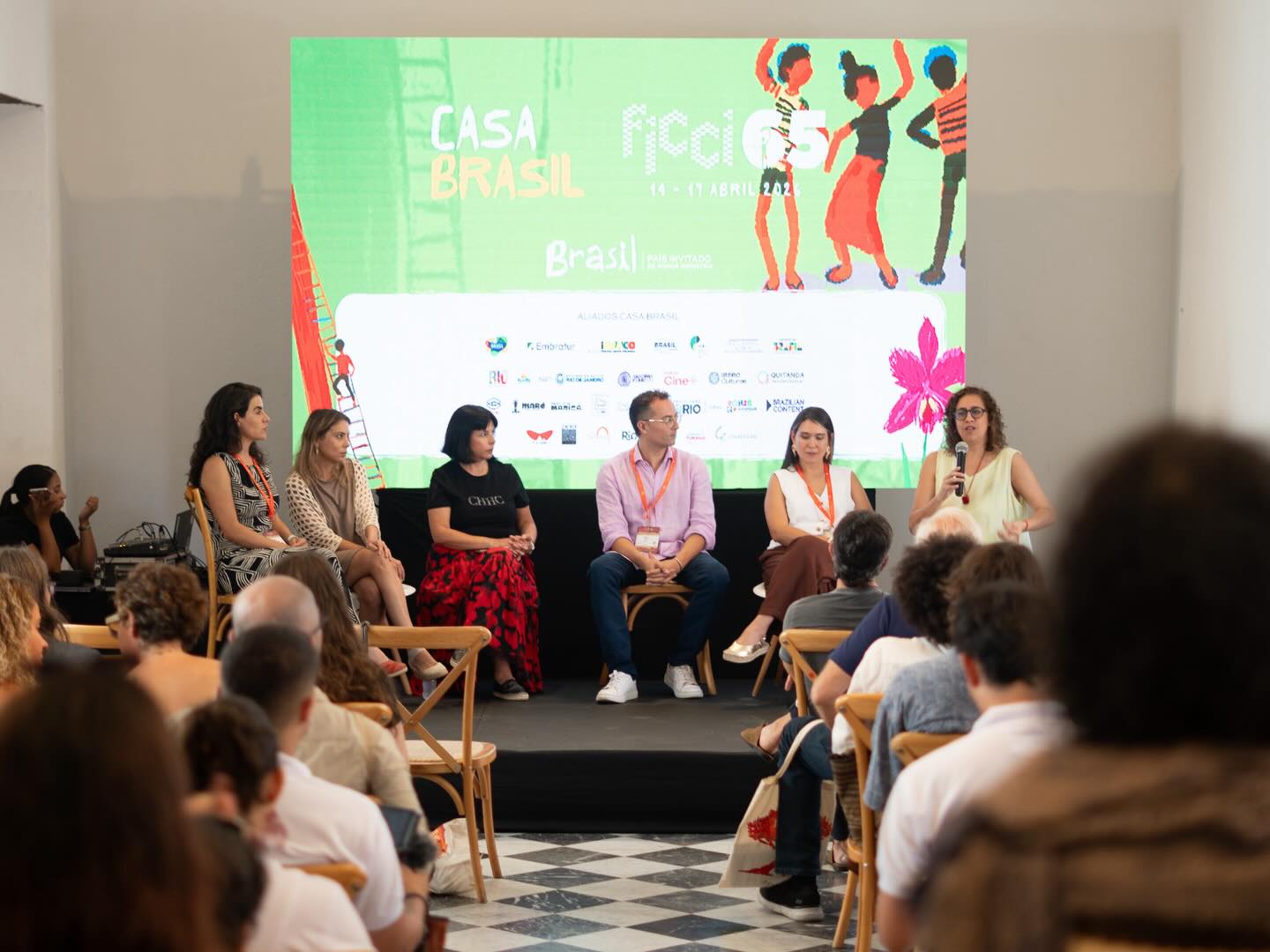 O N2B marcou presença no Encuentro Iberoamericano de Comisiones Fílmicas, realizado dentro da programação da Casa Brasil no Festival Internacional de Cinema de Cartagena das Índias!
Um momento fundamental de troca entre as film commissions do Brasil, da Colômbia e de outros países da América Latina, em que debatemos como o audiovisual pode ser o principal motor de promoção do turismo e do desenvolvimento econômico do nosso continente.
_
N2B estuvo presente en el Encuentro Iberoamericano de Comisiones Fílmicas, realizado como parte de la programación de la Casa Brasil, en el Festival Internacional de Cine de Cartagena de Indias.
En un momento fundamental de intercambio entre las film commissions de Brasil, Colombia y otros países de América Latina, debatimos cómo el audiovisual pode ser el principal motor de promoción del turismo y del desarrollo económico de nuestro continente.
_
@ibracocultura
@embraturbrasil
@setur_rj
@prefeiturademarica
@riofilme
@ibstitutoiberoculturas
@amazoniafidoc
@institutocinemais
@antifilmes
@rio2c
@brazilian.content
@festivaldorio
@zapatafilmes
@latinopolis
@mis.rio
#n2b #ficci #ficci65 #EmbraturBrasil #VisitBrasil