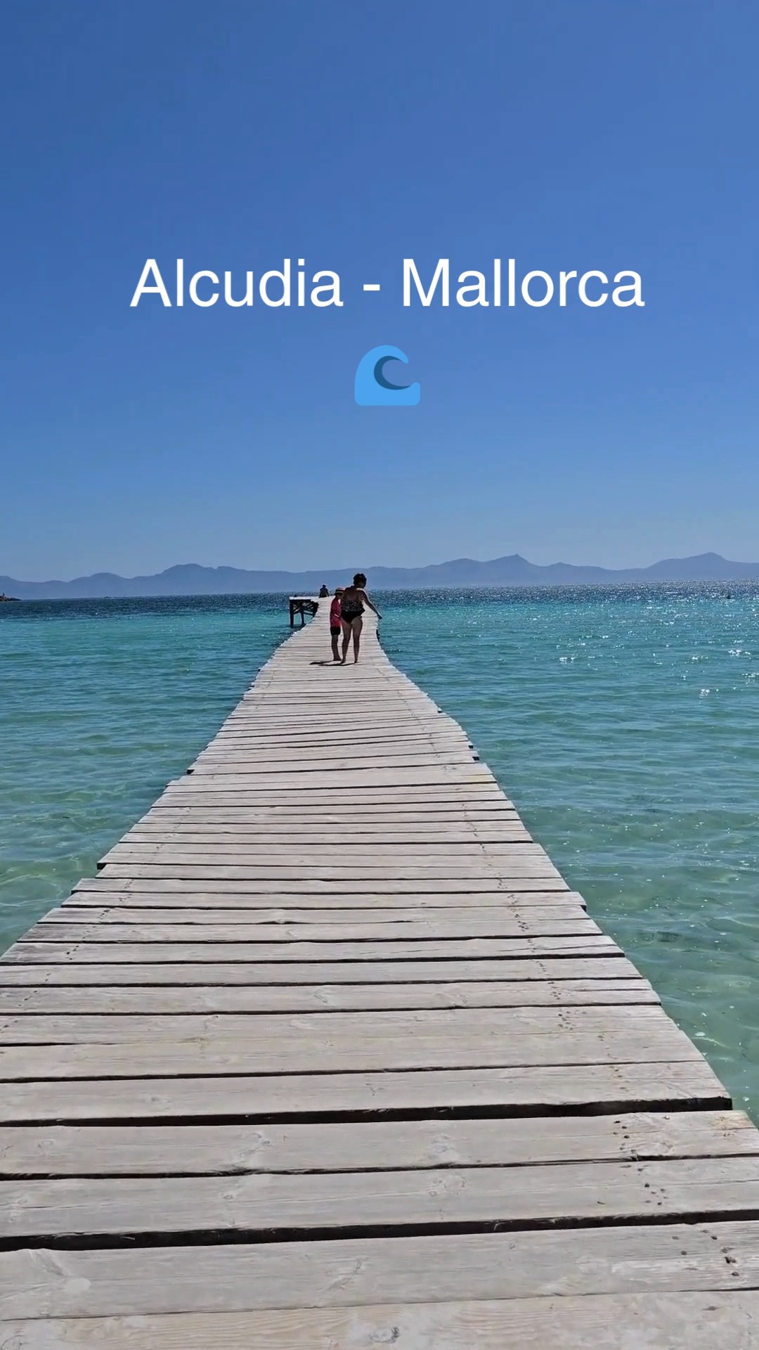 “This is Alcudia… 🌊
White sandy beaches, crystal-clear waters, and that feeling that time slows down.
Now imagine living just minutes from here.
A private villa, surrounded by nature, with your own pool and total tranquility… yet with this paradise always close by.
That’s what you’re really buying: a lifestyle.
📩 Message me to discover this property in Alcudia”