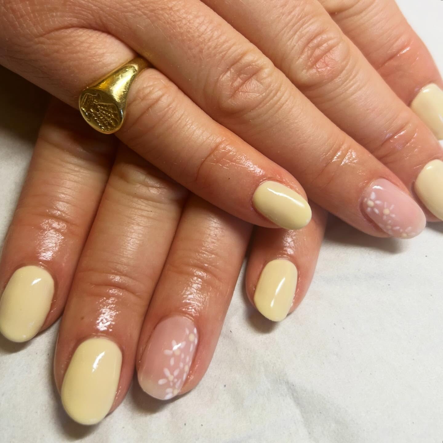Beautiful daisy themed gel nails using @izabellehammonuk
Calgel colour vitality 💛