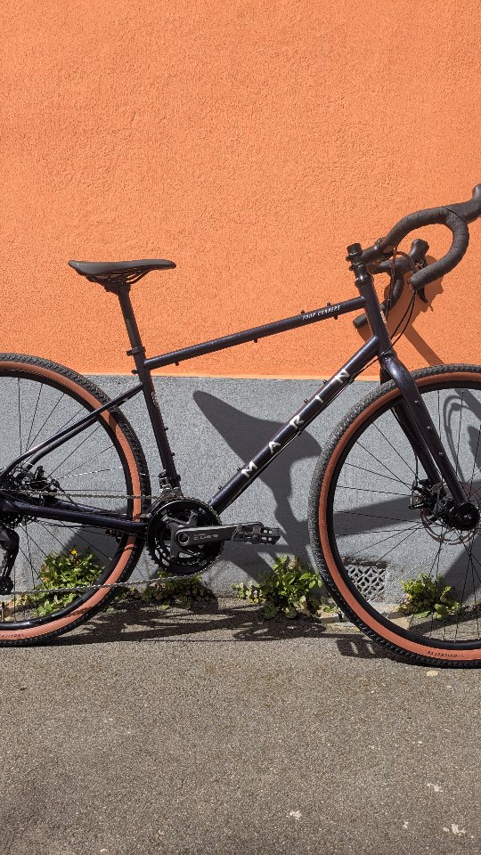 Le Marin Four Corners, c’est le vélo gravel prêt à t’emmener partout, sans compromis. Confortable, robuste et ultra polyvalent, il avale aussi bien les kilomètres sur route que les chemins les plus imprévisibles. Sa géométrie stable inspire confiance, même chargé pour l’aventure, tandis que sa conception solide te garantit une fiabilité à toute épreuve.
Que ce soit pour explorer de nouveaux horizons, partir en bikepacking ou simplement sortir des sentiers battus, le Four Corners 1 est toujours partant. 🌍🚴♂️
#Gravel #Bikepacking #MarinBikes #AdventureReady #RideMore