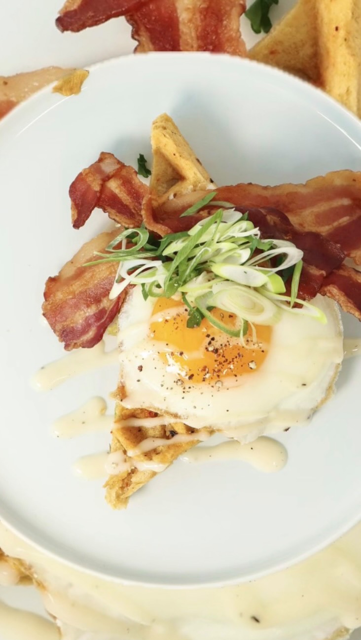 FRÜHSTÜCK // NEO
Bauernfrühstück Waffel – Kartoffel-Waffel, knuspriger Bacon, Schmand & Gewürzgurke. Herzhaft, crunchy, einfach perfekt. 🥔🥓✨
Wahlweise vegi oder vegan 🌱
@baumscheff @missbaumchefin @chefscheffler @rausgegangenkoeln @mitvergnuegenkoeln #neobiotaköln #finedining #veggie #plantbased