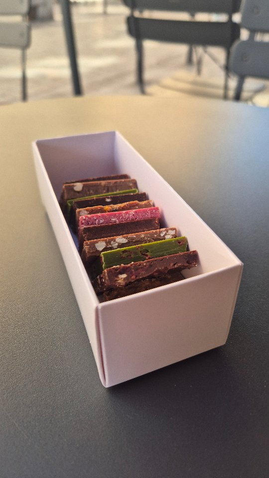 🍫 Nouveauté en boutique : tout commence par un carré… 😍
Notre nouvelle réglette chocolat est une véritable invitation au voyage, pensée pour surprendre à chaque bouchée…
En ce moment :
• Gianduja – éclatante de noisettes et amandes 🌰
• Chocolat noir Madagascar & son grué 🌿
• Chocolat framboise & noix de coco 🥥
• Chocolat au lait, abricot, amande & thé 🍑
• Chocolat noir façon mendiants 🍫
• Chocolat matcha & framboise 🍵
Six saveurs, six émotions, un seul plaisir.
Parfaite pour offrir 🎁
Disponible dès maintenant en boutique
📍 Nicolas Hennemann Chocolaterie Pâtisserie Grand Hôtel-Dieu Lyon
#chocolat #artisan #lyonfoodies #Pâtisserie