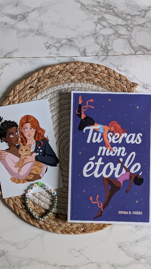 Aujourd'hui j'ai reçu « Tu seras mon étoile » de Emma B. Frère publié chez @betapublisher !
✨ Résumé ✨
Elles n’étaient pas faites pour danser ensemble.
Et pourtant, la vie en a décidé autrement.
Mina rêvait de l’Opéra de Paris, jusqu’à la chute qui lui a tout coûté. Depuis, elle vit dans l’ombre de cet espoir disparu, persuadée d’avoir laissé la scène derrière elle.
Lynn, elle, n’a jamais supporté les règles. Fille d’une famille trop rangée, elle danse pour respirer, pour exister. Instinctive, libre, indisciplinée, elle est tout ce que Mina n’a jamais osé être.
Ainsi, quand leurs anciens professeurs de danse leur confient la création d’un duo pour le gala de l’école, la confrontation est inévitable.
Deux styles, deux visions, deux passés... et une tension qui bientôt dépasse la scène. Entre compétition, renaissance et désir inavoué, Mina et Lynn vont apprendre que certaines rencontres changent tout.
Une romance FF vibrante et pleine d’émotions, portée par la musique, les corps et la promesse d’un second souffle.
Alors ça vous tente ? ♥️
#unboxing #SortieLittéraire #roman #romanceFF #bookstagram
