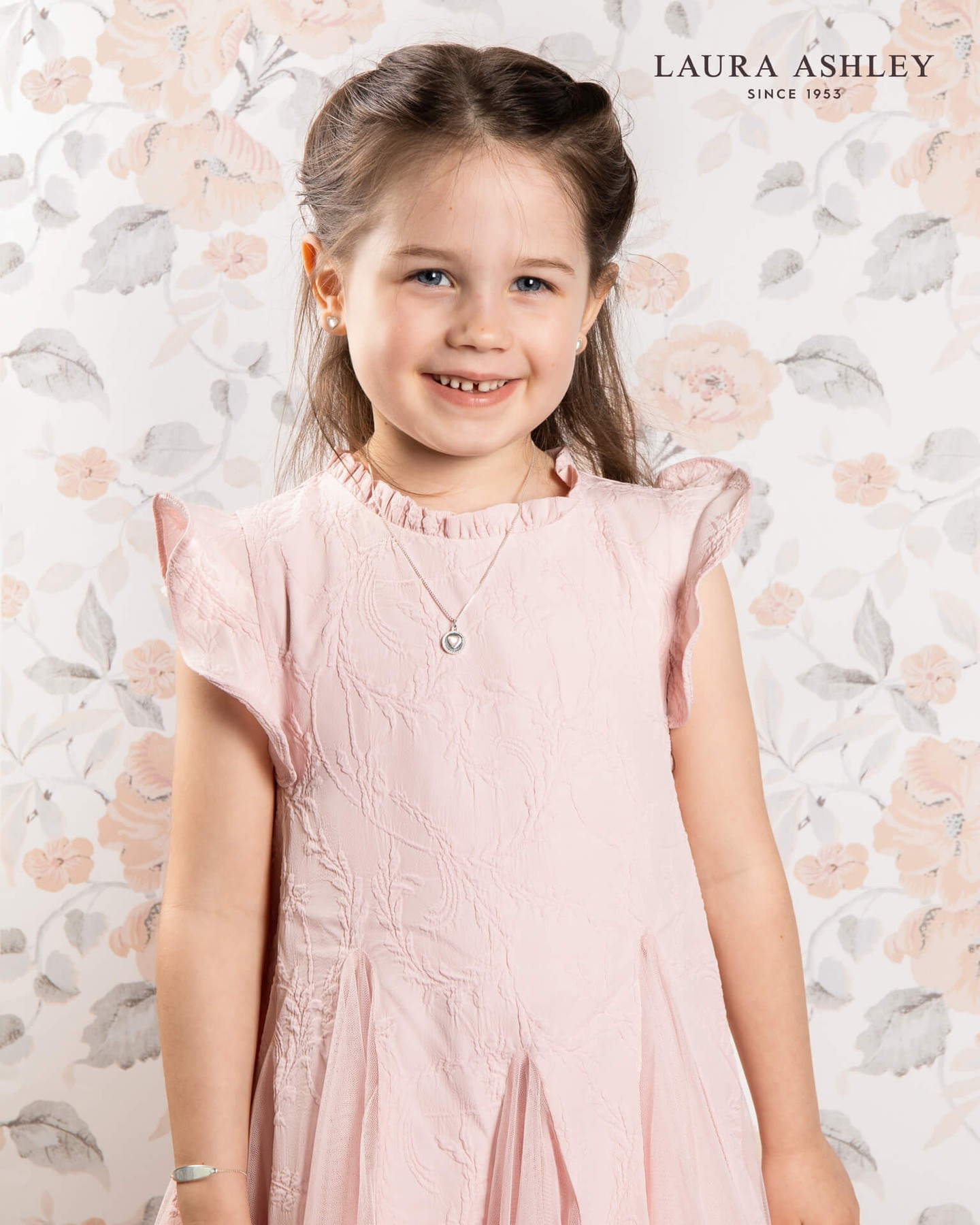 A delicate world of tiny treasures, created to be loved, worn and held close. Inspired by the brand’s iconic heritage prints, Cherished Charms brings together a series of mini heirlooms that capture the beauty of small details and the gentle wonder of childhood 🌻
#prhjewellery #lauraashley #recycledsilver #lauraashleykids