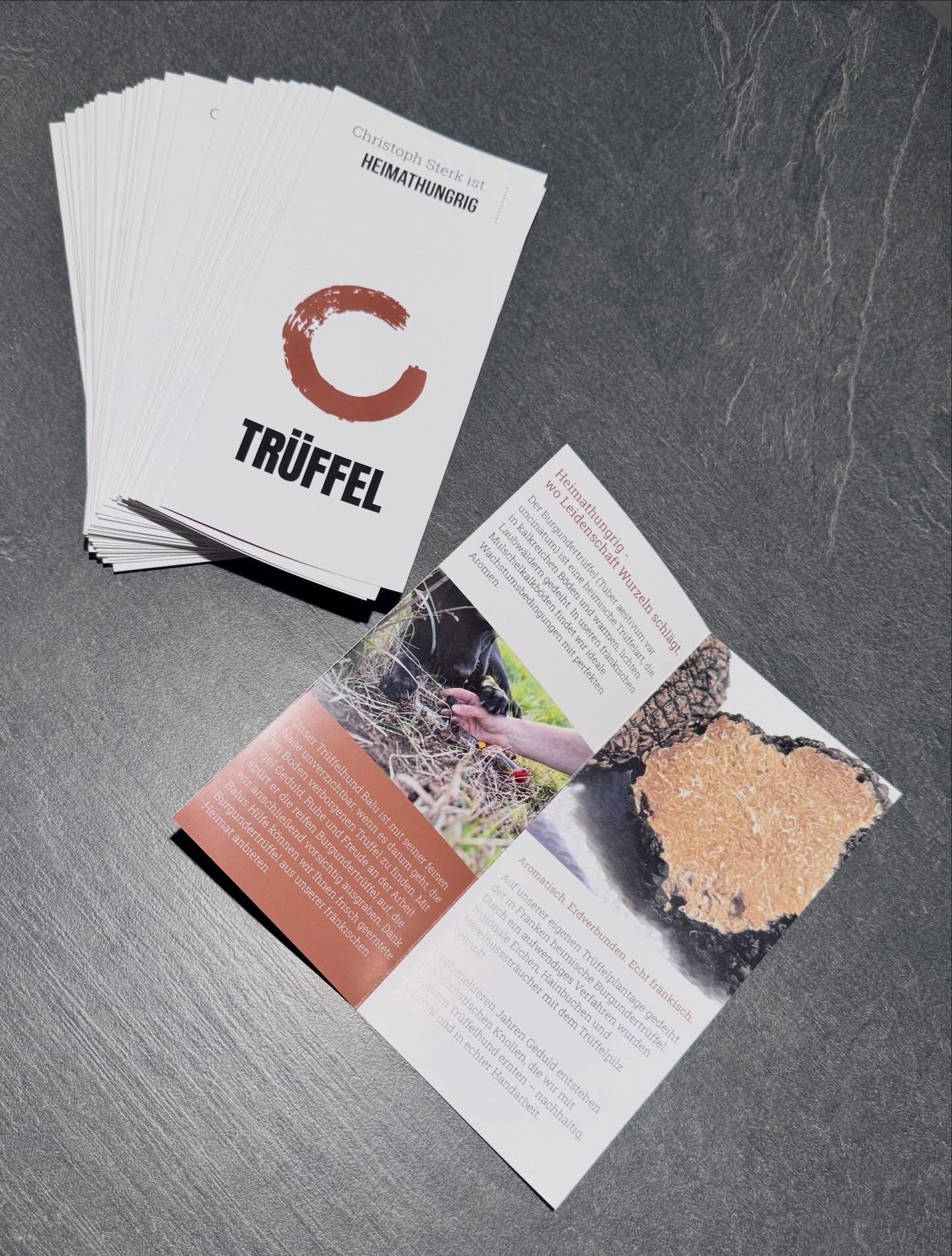 Neu bei uns!!!
Unsere Flyer rund um den Burgundertrüffel.
Mit viel Liebe zum Detail hat Christoph unseren neuen Flyer gestaltet – randvoll mit spannenden Einblicken in die Trüffelwelt.
Erfahrt mehr über Herkunft, Ernte mit unserem Trüffelhund Balu und was diesen besonderen Schatz so einzigartig macht. 🐾🌿
👉 Jetzt entdecken, mitnehmen und eintauchen in die Welt von Heimathungrig.
➡️ Trüffel gibt es auch bei uns im Hofladen. Oder telefonisch vorbestellen! ⬅️
#heimathungrig #burgundertrüffel #trüffel #regionalgenießen