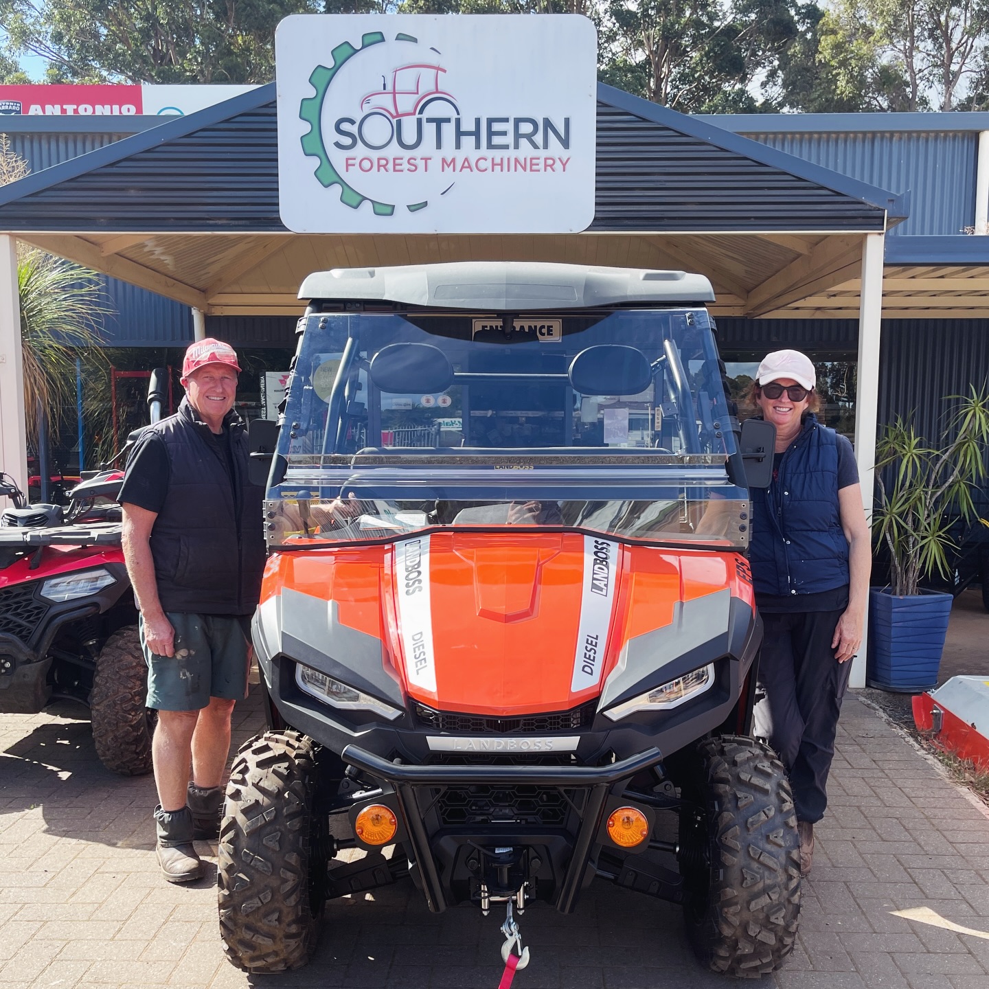 Big congrats to the Thompsons who collected their new LANDBOSS 1100D UTV and saved $2,000!
💪 Big 1100CC
⛽️ Diesel Kubota Engine
🛞 Right Hand Drive
🇦🇺 Australian Owned
Ready for work these rugged utilities are fully loaded with standard inclusions and currently on promotion.
Thanks for your business and enjoy your new UTV!
#farmingwa #southwestwa #southernforestswa #manjimup #utv