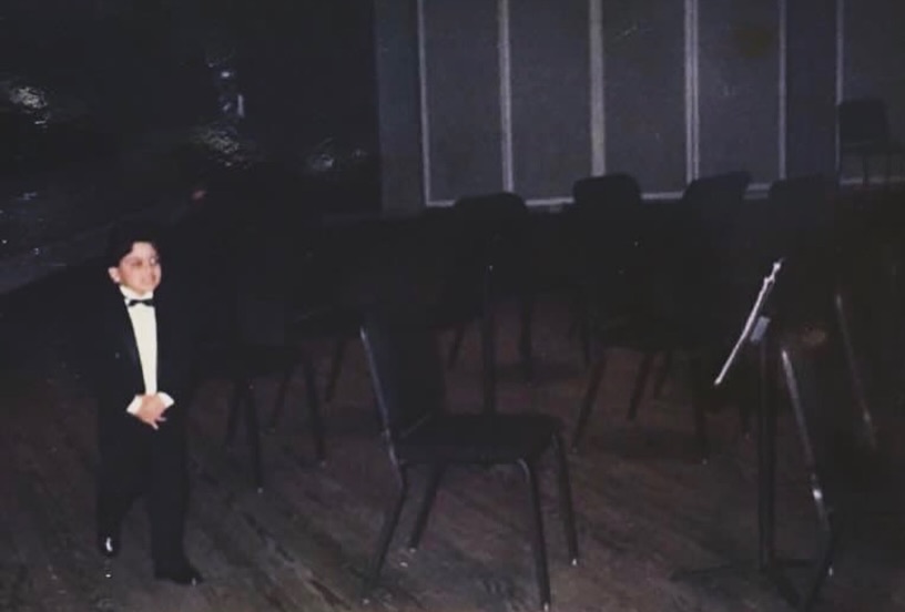 Hoy se cumplen 43 años de la inauguración del Complejo Cultural Teatro Teresa Carreño, uno de los grandes símbolos arquitectónicos y artísticos de América Latina.
Para mí, el Teresa Carreño no es solo un teatro: es memoria viva. Fue el lugar donde ofrecí mi primer concierto a los 4 años. Donde usé por primera vez un smoking sin saber caminar bien con esos zapatos de patente. Donde toqué por primera vez con orquesta como solista. Y donde, siendo apenas un niño, tuve el honor de aparecer en la primera plana del diario más importante de Venezuela, en una foto tomada allí mismo antes de presentarme en la majestuosa Sala Ríos Reyna.
Ese recinto marcó muchas de mis primeras veces. Recordar sus pasillos, sus camerinos, sus escenarios y la emoción que se respiraba en cada pasillo es reencontrarme con parte esencial de mi historia
Hoy celebro sus 43 años y agradezco haber sido, de alguna manera, parte de la historia de este templo del arte y cultura.
#teresacarreño #TeatroTeresaCarreño #Caracas #Venezuela #musica