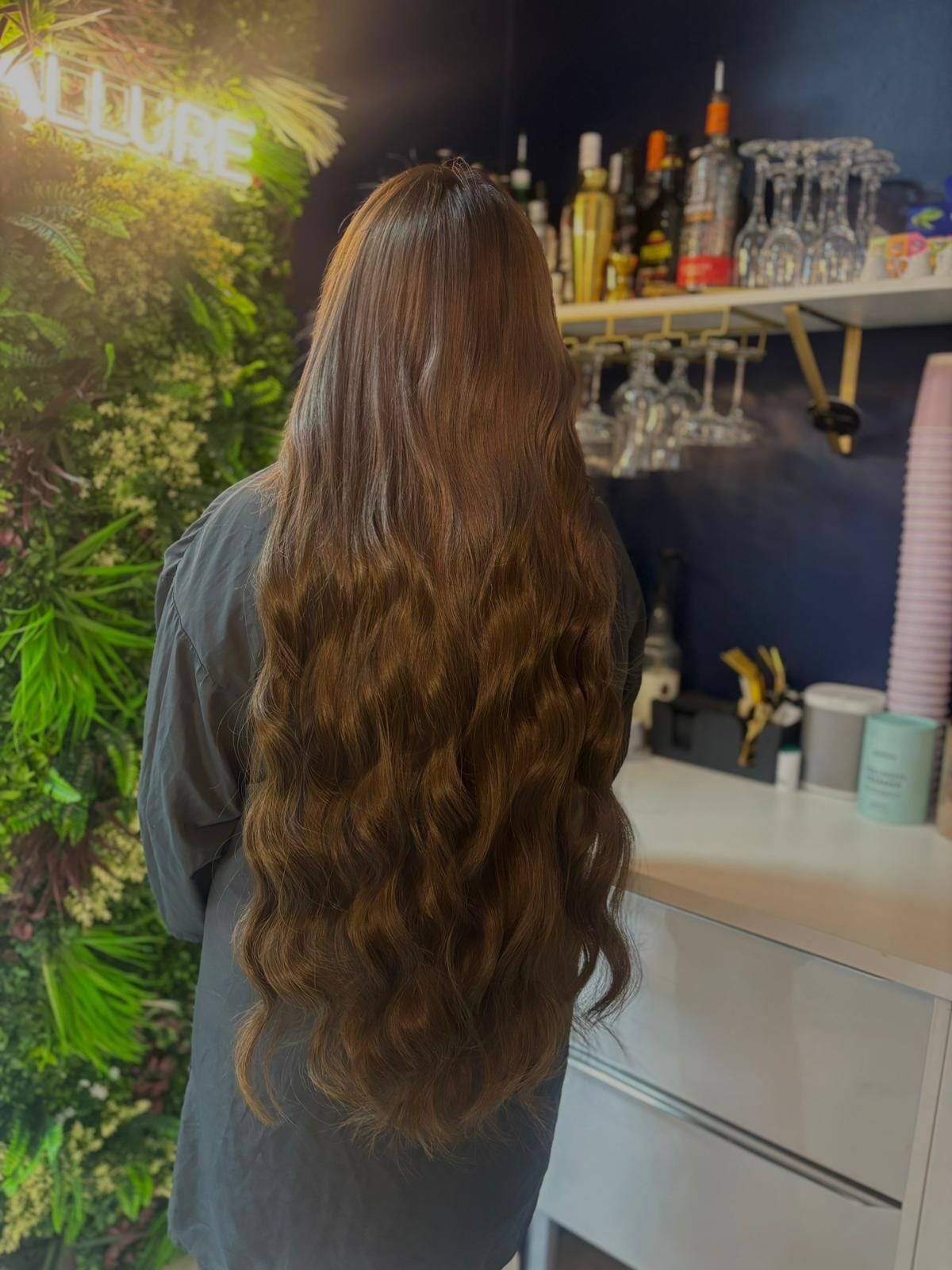 30” weft install on a rich brunette transformation 🤎✨
From blonde to deep, glossy brunette—then finished with ultra-long wefts for that full, luxe, mermaid length 💁♀️
The blend? Seamless.
The shine? Unreal.
The length? 30 inches of pure confidence 🔥
Custom colour + precision weft install = thickness, movement, and that effortless, high-end finish.
Aftercare to keep your wefts looking flawless:
• Brush gently daily, supporting the weft to avoid tension
• Use sulfate-free, extension-safe products only
• Keep conditioner/oils mid-lengths to ends (avoid the weft row)
• Always dry the weft area thoroughly after washing
• Sleep in a loose braid or low pony to prevent tangling
• Use heat protectant before styling to maintain shine & health
Dark, rich, and ultra long… are you ready for your transformation? By senior stylist Kara✨
@lorealpro @lorealpro_education_uki