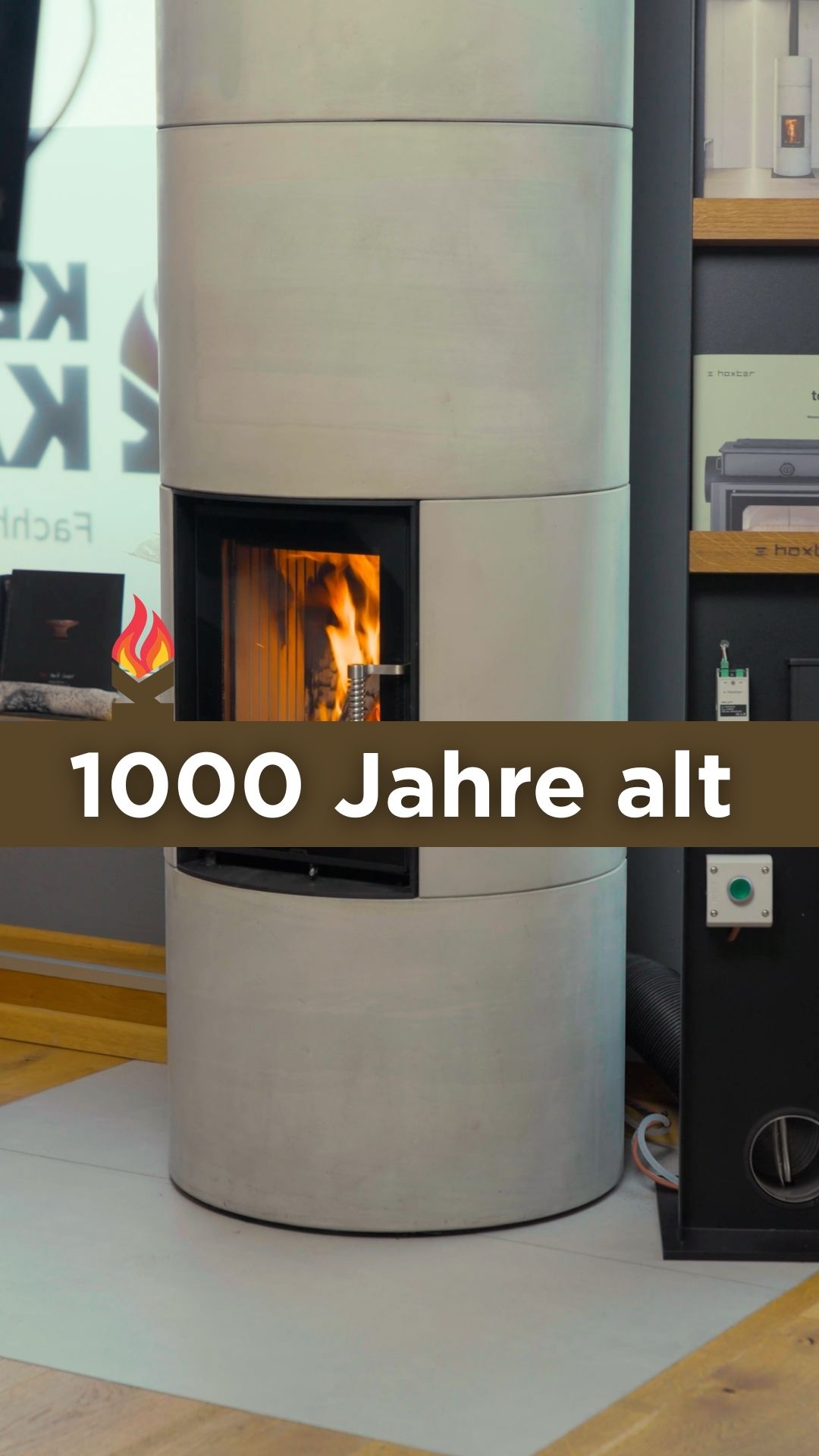 Diesen Ofen gibt es seit über 1000 Jahren und genau
deshalb feiert er heute sein großes Comeback.🔥✨
Der Grundofen überzeugt mit einem einfachen Prinzip:
Ein Abbrand und bis zu 16 Stunden angenehme Wärme.
Das Geheimnis liegt in seiner massiven Speichermasse.
Die heißen Rauchgase werden durch den Ofen geführt,
erwärmen die Schamottsteine und geben die
gespeicherte Wärme langsam und gleichmäßig über
viele Stunden an den Raum ab.🏡🔥
Das Ergebnis:
Extrem effizientes Heizen mit wenig Holz und einer
Wärme, die man wirklich spürt.
Und das Beste:
Wir planen und bauen den Grundofen individuell nach
deinem Zuhause und deinem Designwunsch.
Wenn du einen Ofen willst, der nicht nur schön aussieht,
sondern richtig heizt, melde dich bei uns.
#Kerstenskamine #Ofen #Design #Grundofen #Kamin
#Feuerstelle #Wohnideen #ModernLiving
#NachhaltigHeizen #Wohnkomfort