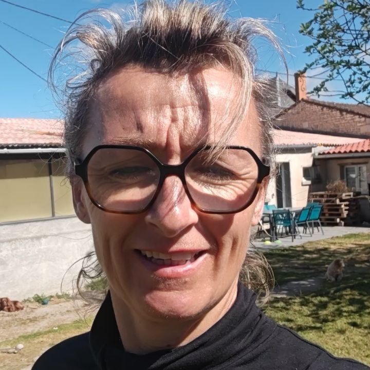 🐎 STAGE AGILITY
PONEY & CHEVAL
✨ Débutants & Confirmés
👨👩👧👦 Enfants, adultes & familles bienvenus
📅 Samedi 18 avril
⏰ 10h30 à 12h
📍 Centre Équestre Les Crins de Dercé
📍 2, La Guerche – 86420 Dercé
👩🏫 Animé par Virginie
📞 06 18 06 21 98
🌿 AU PROGRAMME
• Slalom entre plots
• Passage de pont & obstacles ludiques
• Jeux de balle à cheval
• Parcours de maniabilité type agility
💎 AMBIANCE
Chic • Ludique • Conviviale
👉 Une expérience unique entre complicité et fun 🐴