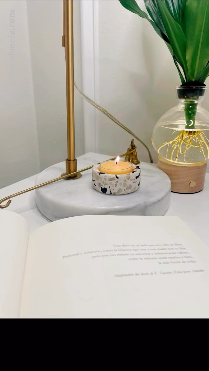 Hoy, con ilusión, les comparto la frase de apertura de mi libro El Ombligo de Eva:
Este libro no es más que eso, solo un libro.
Personal y subjetivo, como la relación que une a una madre con su hija;
pero por eso mismo es universal e INFINITAMENTE VALIOSO,
como la relación entre madres e hijos,
la más fuerte de todas.
Es una adaptación de un texto de F. Savater, de Ética para Amador, y me acompañó como un mantra durante todo el proceso de creación del libro.
Me sigue pareciendo increíble que, aún hoy, casi 4 años después, su esencia me resuene con la misma fuerza y que continúe creyendo profundamente en la importancia de fortalecer y sanar los vínculos entre madres e hijos.
Valeria✨📖💛