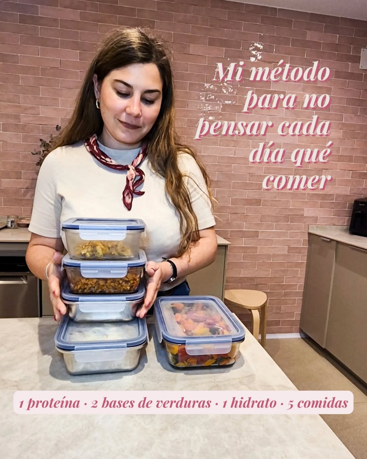 Pensar cada día qué comer cansa más que cocinar.
Por eso yo no pienso platos.
Pienso bases.
Preparo una proteína, dos bases de verduras y un hidrato resuelto.
Y a partir de ahí, combino.
Así no tengo que inventarme comidas nuevas cada noche, ni pasar horas en la cocina, ni acabar comiendo cualquier cosa por cansancio.
En este carrusel te enseño uno de los sistemas que más me ayudan:
contramuslo de pollo en 3 sabores:
• 2 tipos de bases de verduras
• 1 hidrato que ya tengo resuelto
• 5 ideas de comidas que salen de todo eso.
Estoy preparando una mini guía gratuita con este método para que lo tengas mucho más claro y te resulte fácil aplicarlo en casa.
👉 Si te interesa, déjame GUÍA en comentarios o escríbemelo por mensaje.
#OrganizaciónEnLaCocina
#ComerBienEntreSemana
#BatchCookingReal
