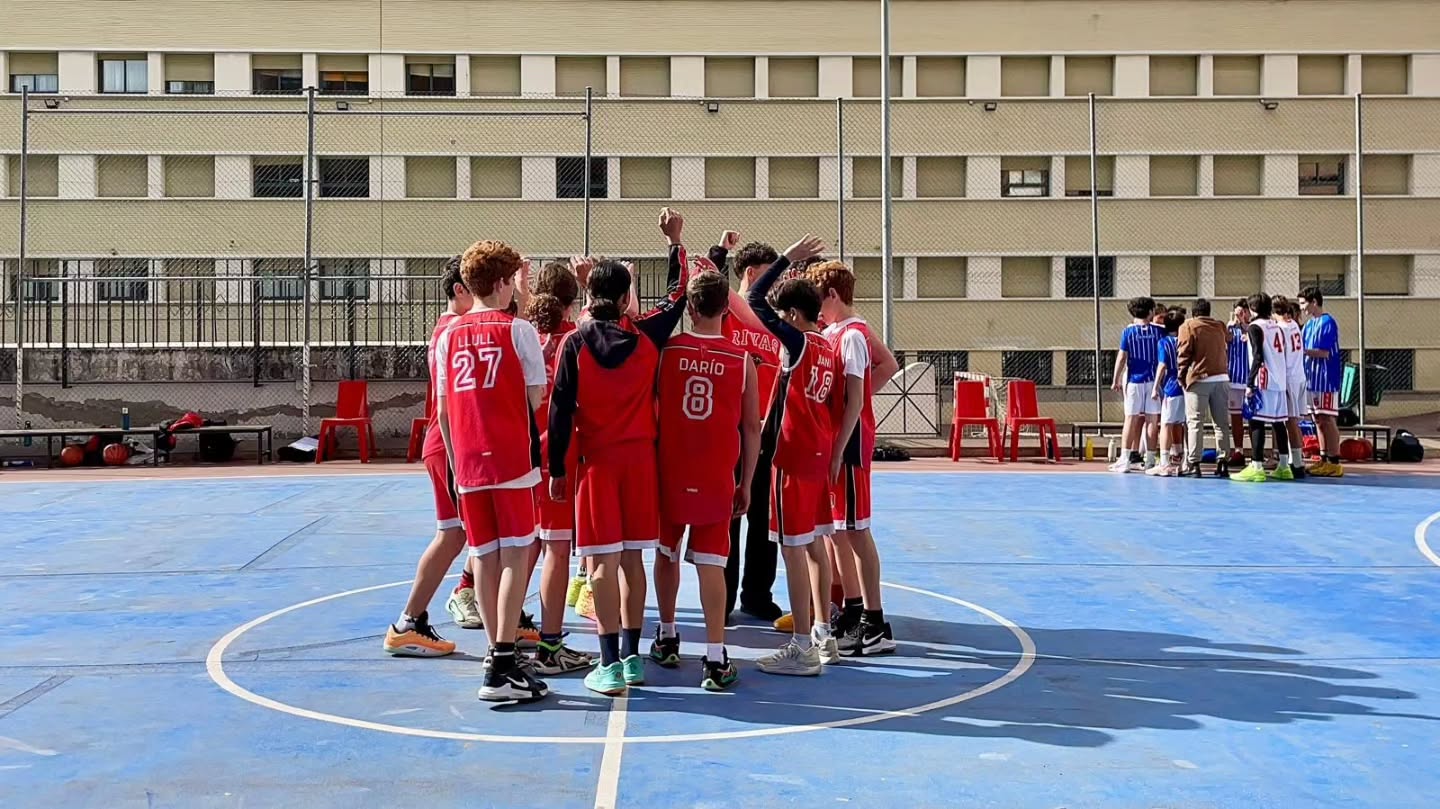 Doble jornada del Infantil masculino D contra Maristas Chamberí y Spínola Chamartín.
Dos derrotas contra rivales superiores; aun así, por la falta de concentración e intensidad no aplicamos lo que entrenamos y se nos olvidan las cosas más básicas. Por tanto, nos salen dos partidos malos; hay que seguir trabajando mucho para ser más constantes y estar concentrados durante los 40 minutos, y vamos a trabajar para ello. Vamos equipo!