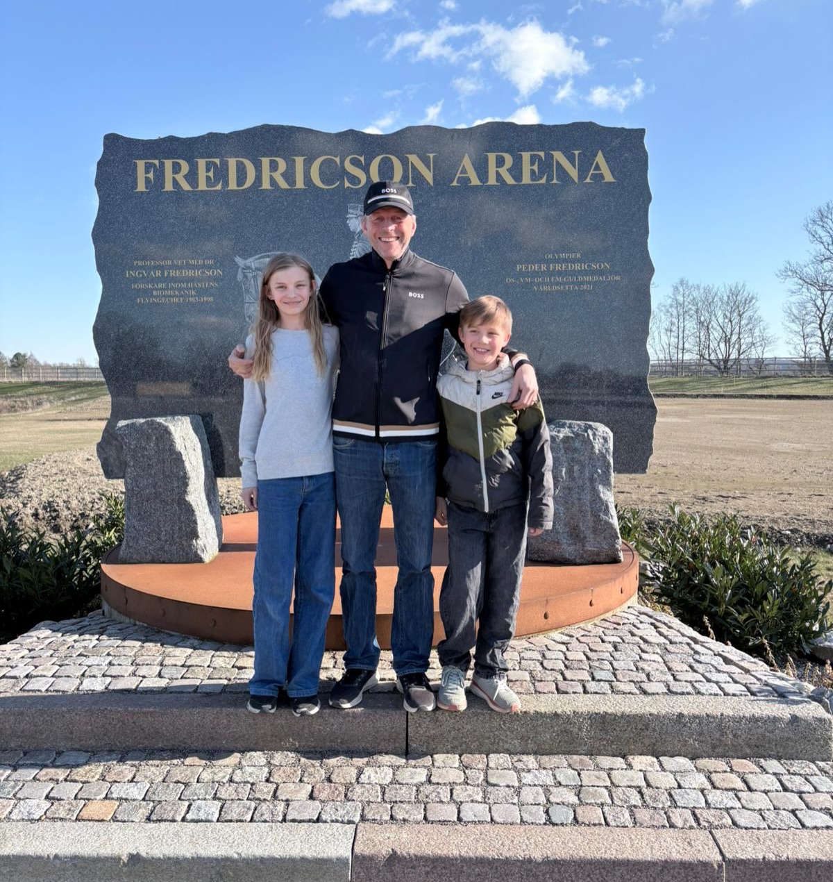 💙🩵💥STJÄRNORNA & STJÄRNSKOTTEN💥🩵💙
Först ut presenterar vi våra egna klubbmedlemmar:
Jens Fredricson, en av Sveriges mest meriterade ryttare (och förra årets SM-vinnare utomhus) kliver in på banan tillsammans med sina stjärnskott
🌟Filippa och Georg🌟
I filmen berättar de själva vilka hästar de kommer att rida, och vi lovar att ni inte vill missa det här!
I Stjärnorna & Stjärnskotten får vi se något alldeles extra när rutin, erfarenhet och framtid möts i samma familj. Vilken stjärna och stjärnskott kommer stå överst på pallen?
Kom och upplev spänningen, glädjen och gemenskapen under SM-veckan. Det här är klassen där generationer möts, där förebilder rider sida vid sida med nästa generations talanger och där allt kan hända!
Ta med familj och vänner, njut av fantastisk ridsport och heja fram våra stjärnor och stjärnskott
Fler presentationer av årets ekipage kommer de kommande veckorna - håll utkik!
Vi ses på SM-veckan i Flyinge! 💫💙🩵
@rsflyinge
@equisporttv
@teleserviceiskane
@visitlund
@lundskommun
@fagerequestrian
@globaltrucks_horsetrucks
@spacenode.se
@alfab_hastlastbilar
@trikemab
@vidastroprodukter
@heest.no
@bucas__official
@horseonlinese
@vitaminwellsverige
@hooksofficial
@ryttarehast_ridsportbutik
@cityboxen
@katslosaagro
@adamsbroequestrian
@leksands_knacke
Sjöbo El
@bengtshastsport
@carlssonpersson
@landangiskurup
@knz.slicksten
@aj_produkter
@gastro_gaspari