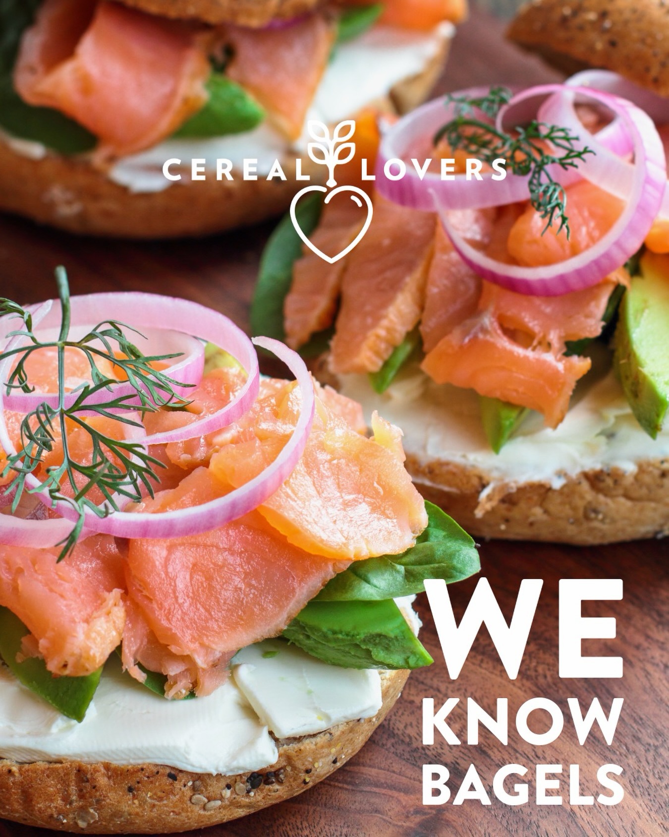 On connaît les bagels.
Vraiment. Un peu trop bien, peut-être.
Dorés, légèrement toastés, avec du saumon fondant, une crème onctueuse, du croquant, une pointe de peps. Ce n’est pas juste un bagel, c’est une expérience.
Healthy… mais avec du caractère. Luxembourg mérite ce niveau.
Passez avant que quelqu’un d’autre tombe amoureux à votre place.
#BagelLuxembourg #LuxembourgFoodie #CerealLoversLuxembourg #BrunchLuxembourg #luxembourgville