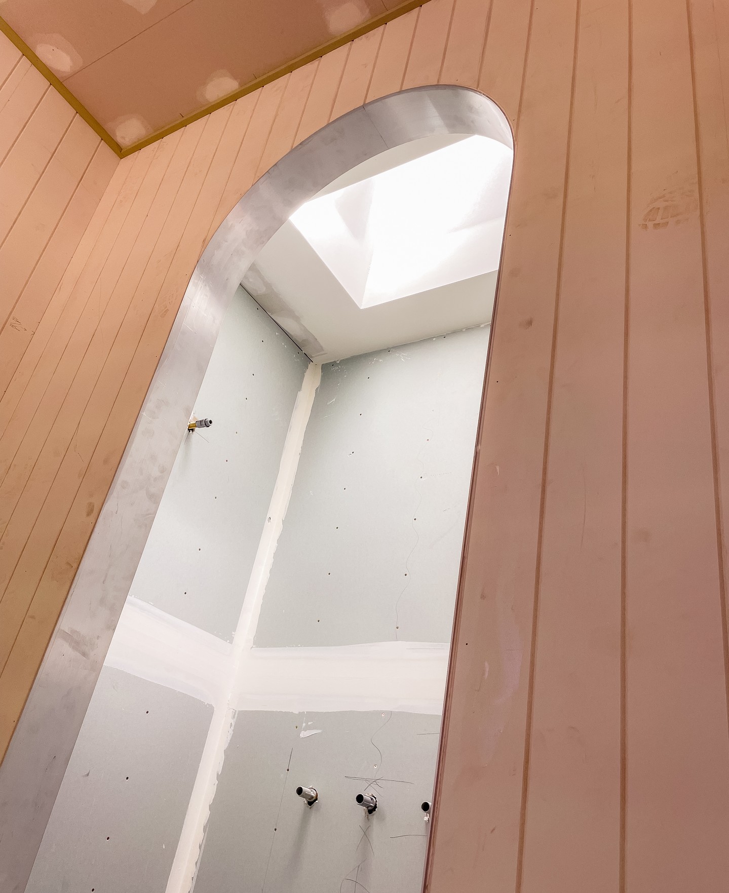 The arched shower entry at Woodend. A detail that takes considerably more work than a square opening but earns its place in a homestead-style build - topped off with a skylight that will flood the space with natural light once complete.
Design by @sosarchitects & @studiotomdesign
#buildtrendhomes #macedonrangesbuilder #woodend #homesteadstyle #bathroomdesign